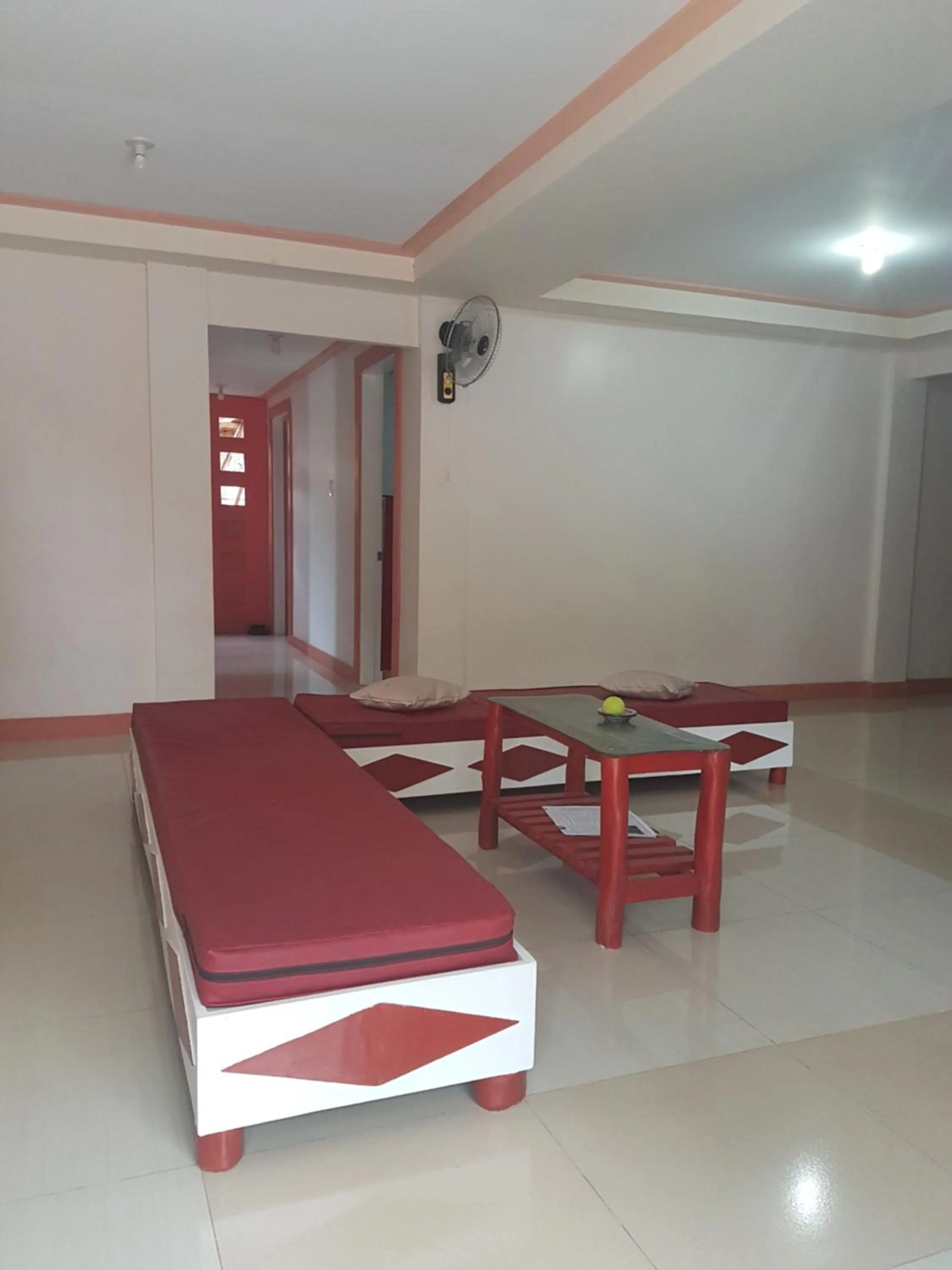 Communal lounge/ TV room in Catalina`s Inn family room