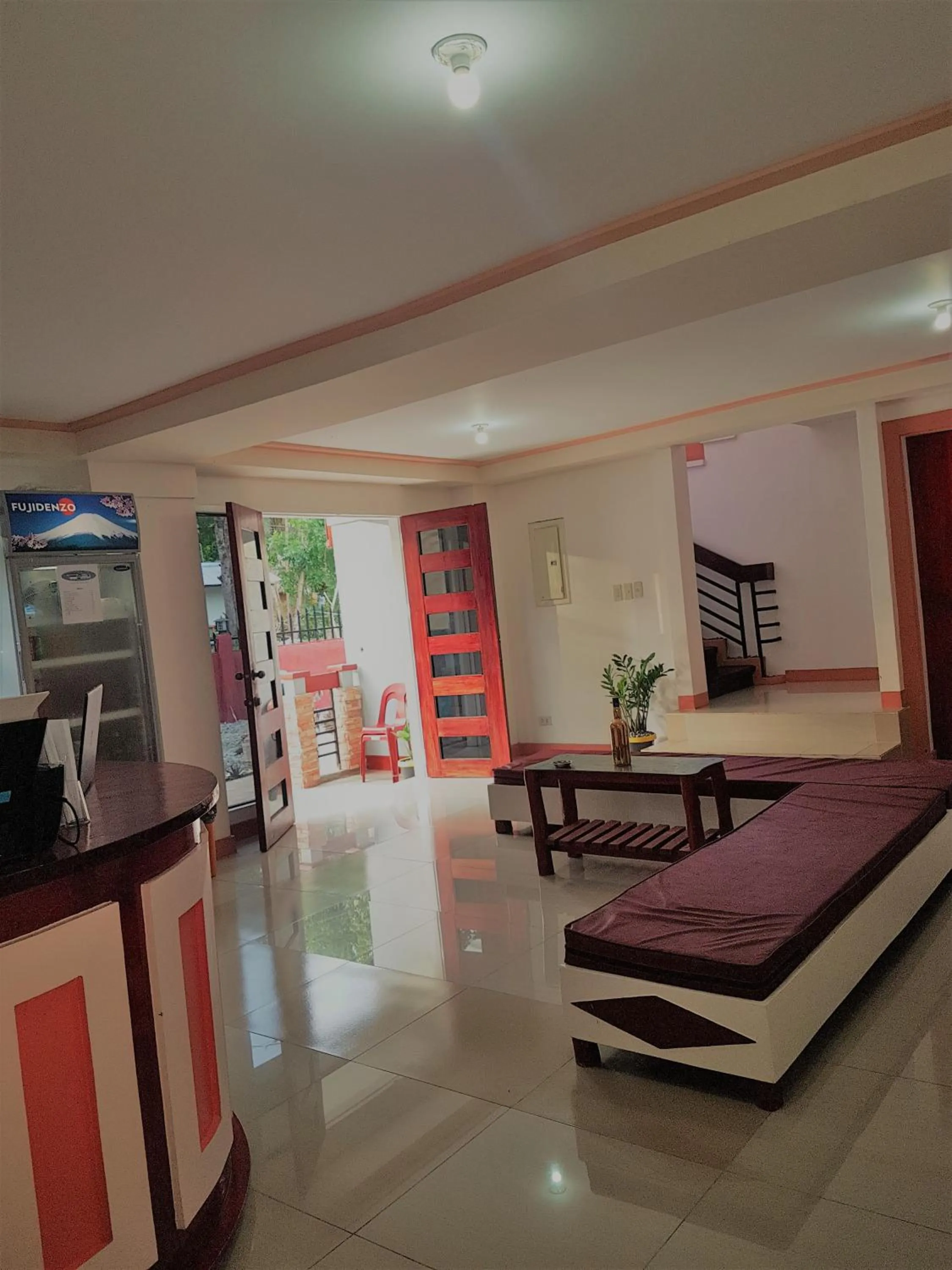 Communal lounge/ TV room in Catalina`s Inn family room