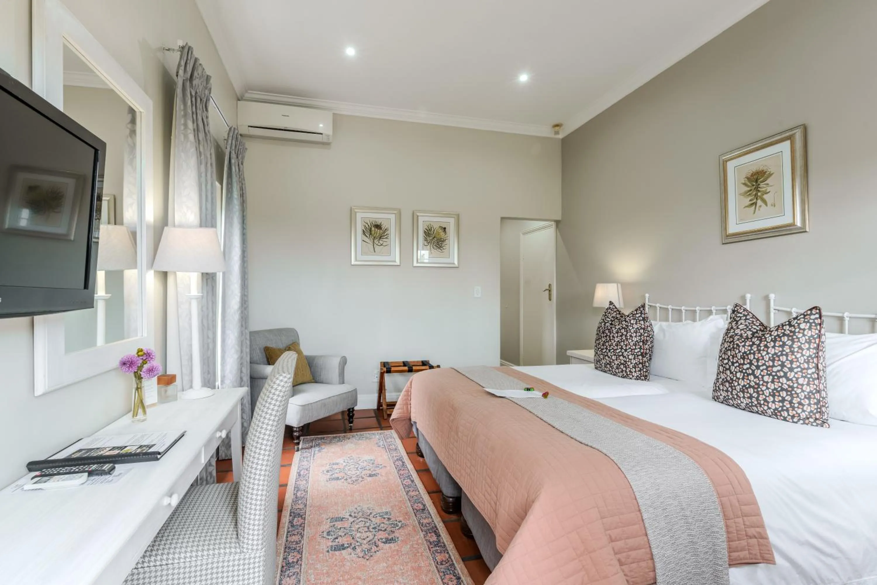 Photo of the whole room, Bed in Eikendal Lodge