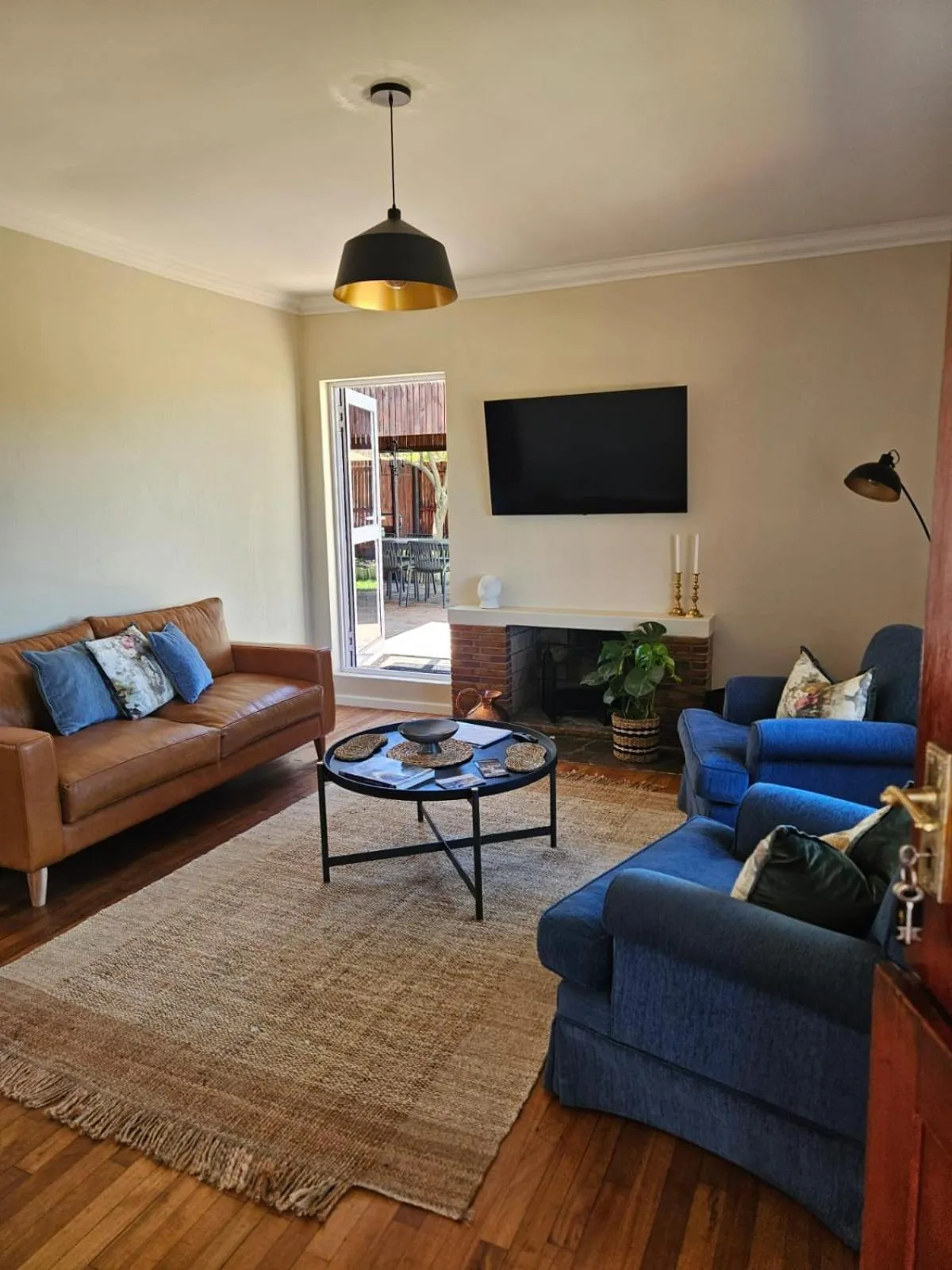 Communal lounge/ TV room in Eikendal Lodge