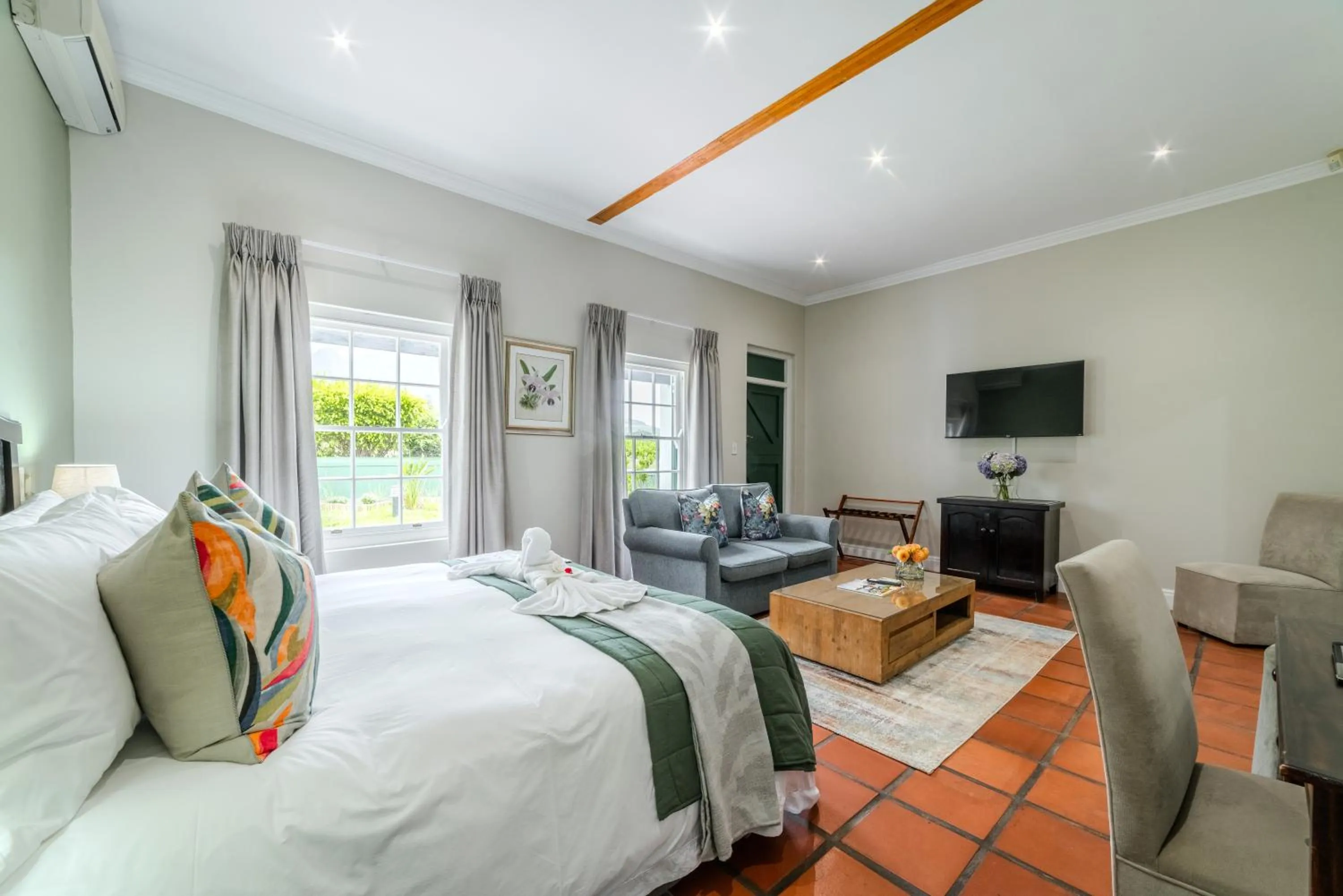 Photo of the whole room, Bed in Eikendal Lodge