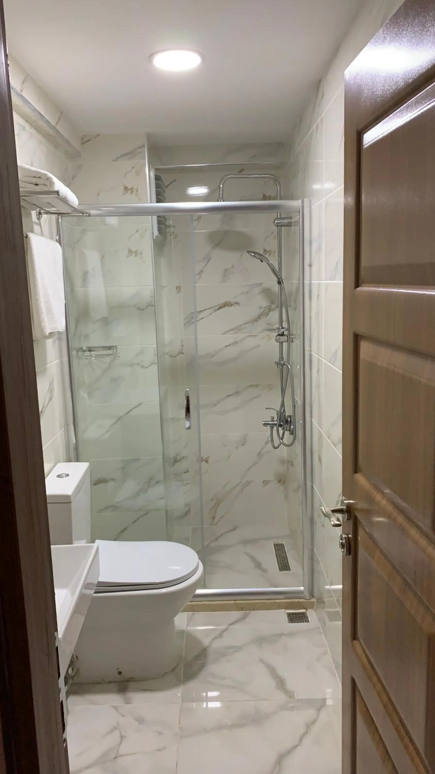 Shower in Hotel Wiva