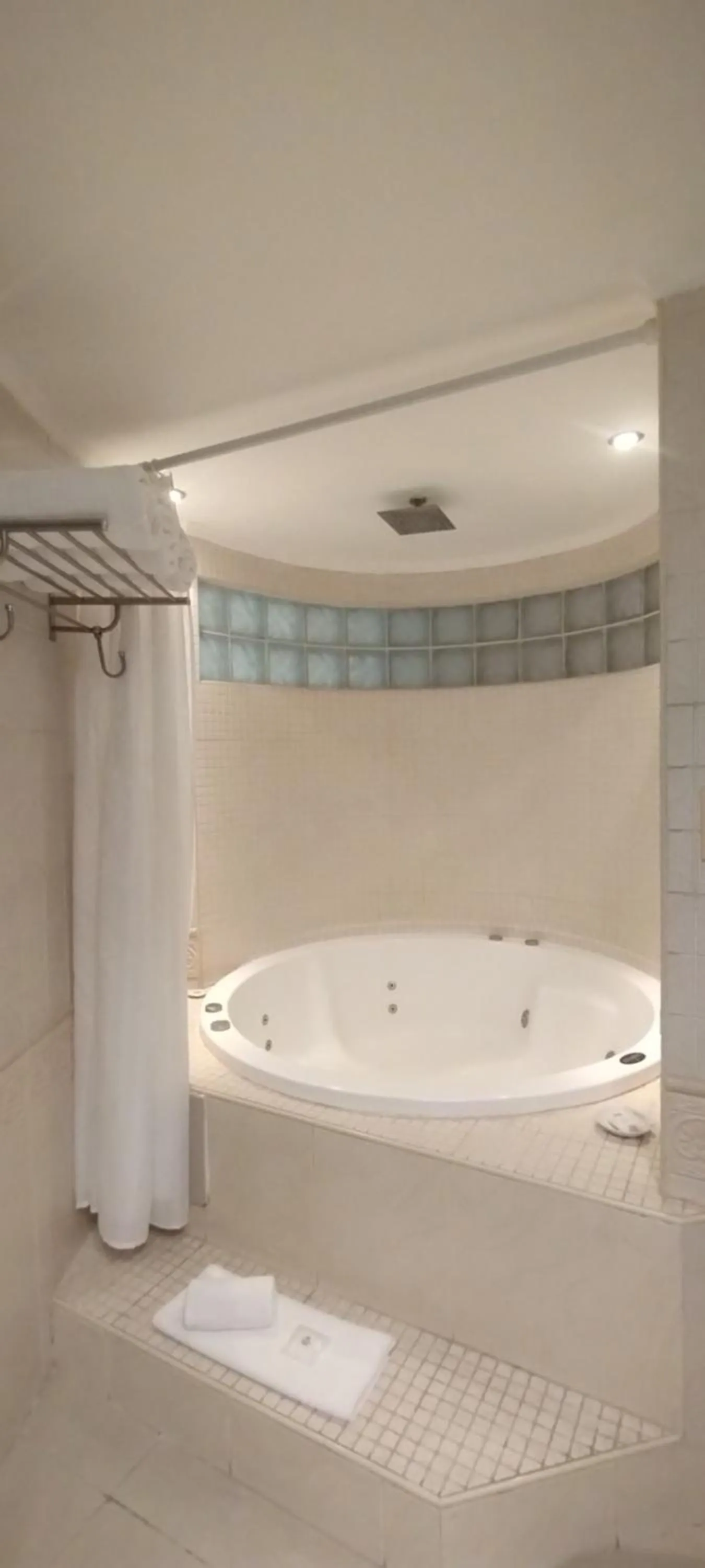 Hot Tub in Plaza Real Suites Hotel