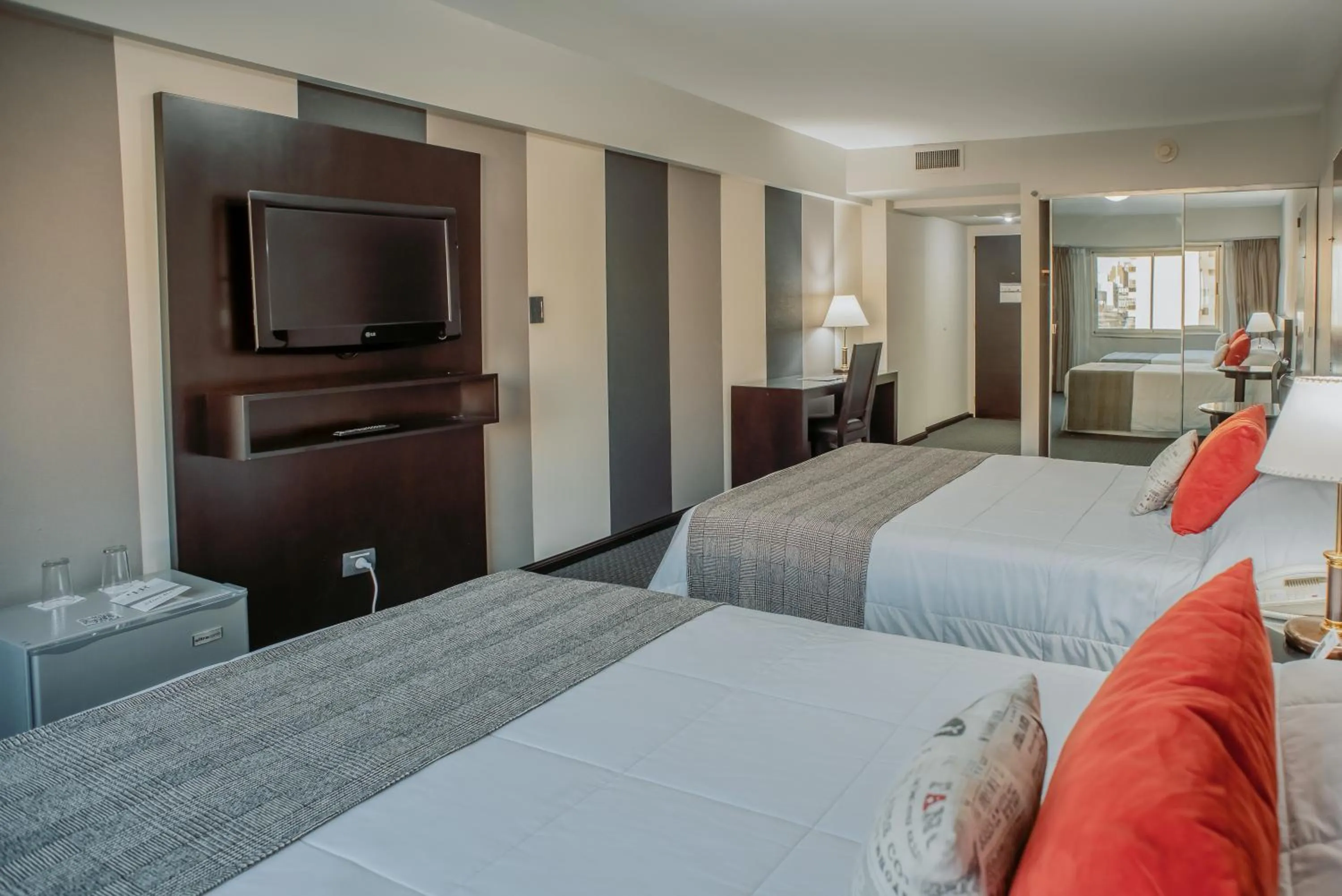 Bedroom, Bed in Plaza Real Suites Hotel