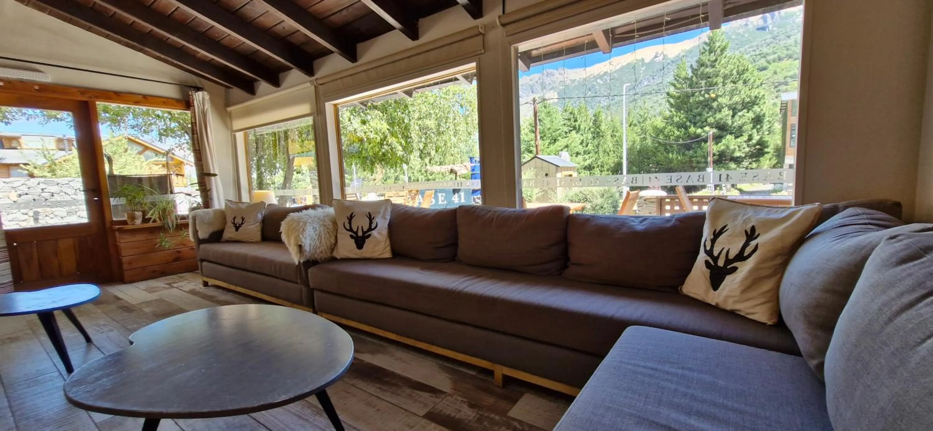 Seating area in Complejo Base 41