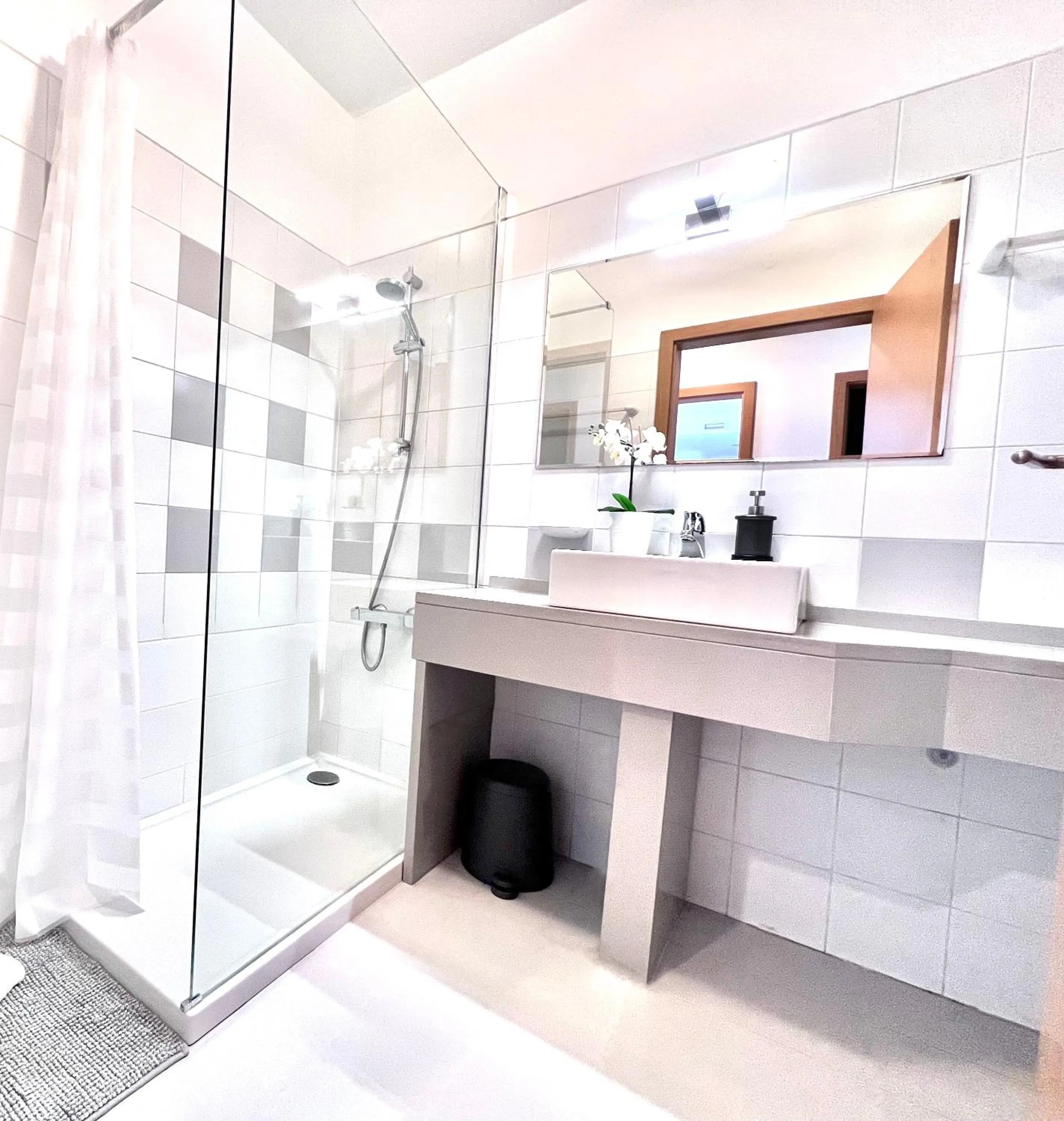Bathroom in Lisboa, Cidade, Elegant Apartment with Air Cond, Free WIFI and Near Metro, by IG