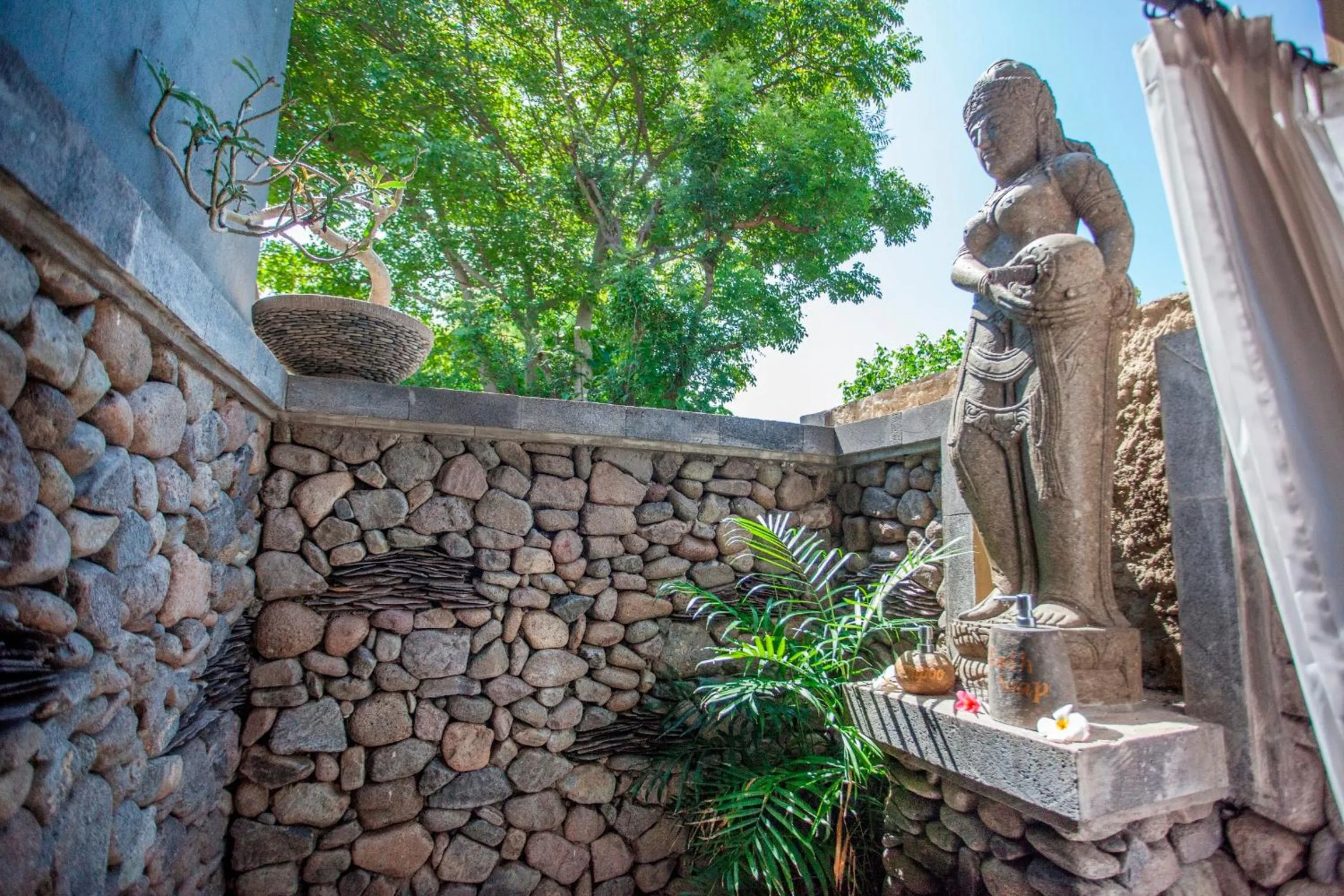 Shower in Taruna Boutique Homestay & Spa