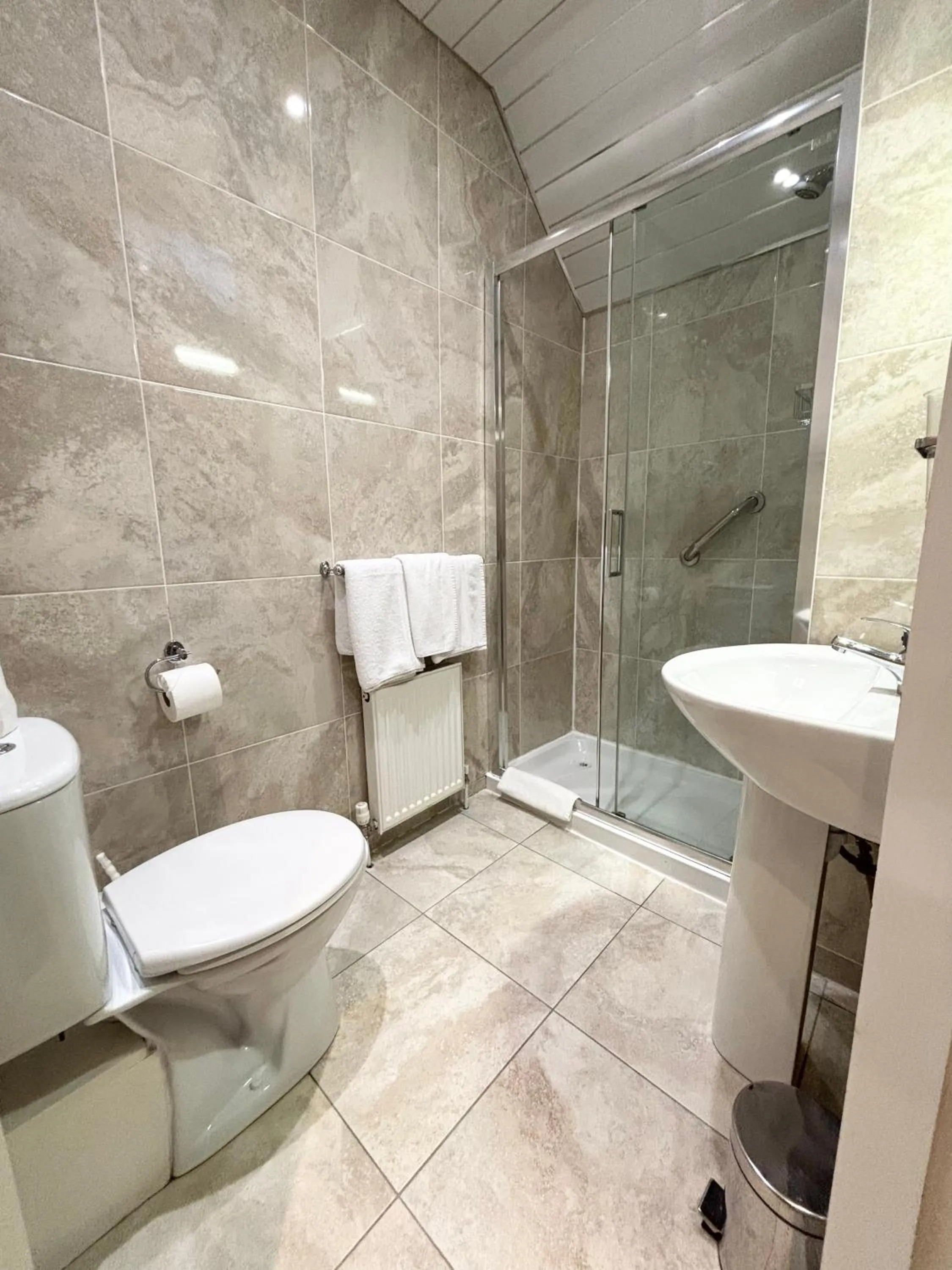 Bathroom in Dergvale Hotel