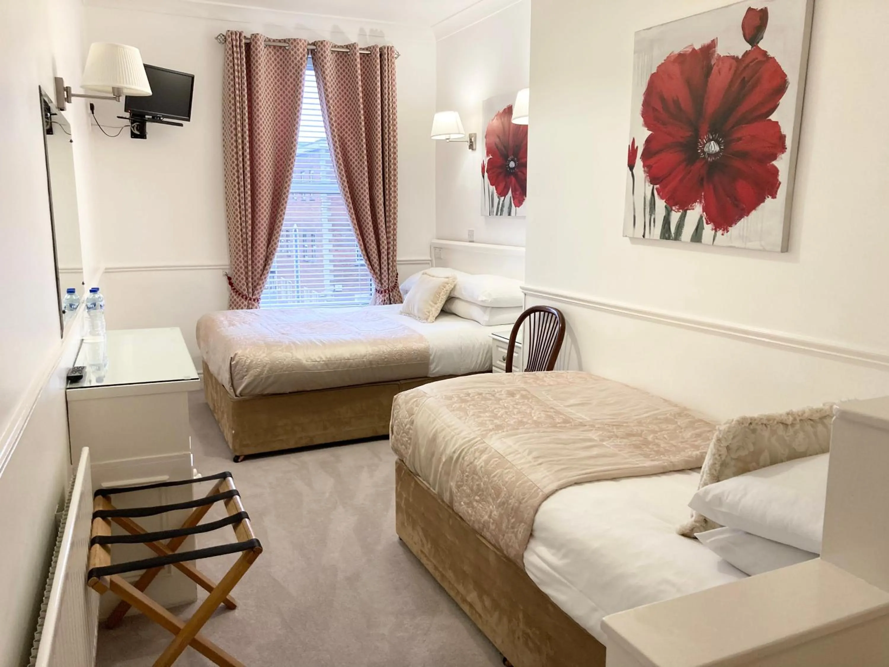 Bedroom, Bed in Dergvale Hotel