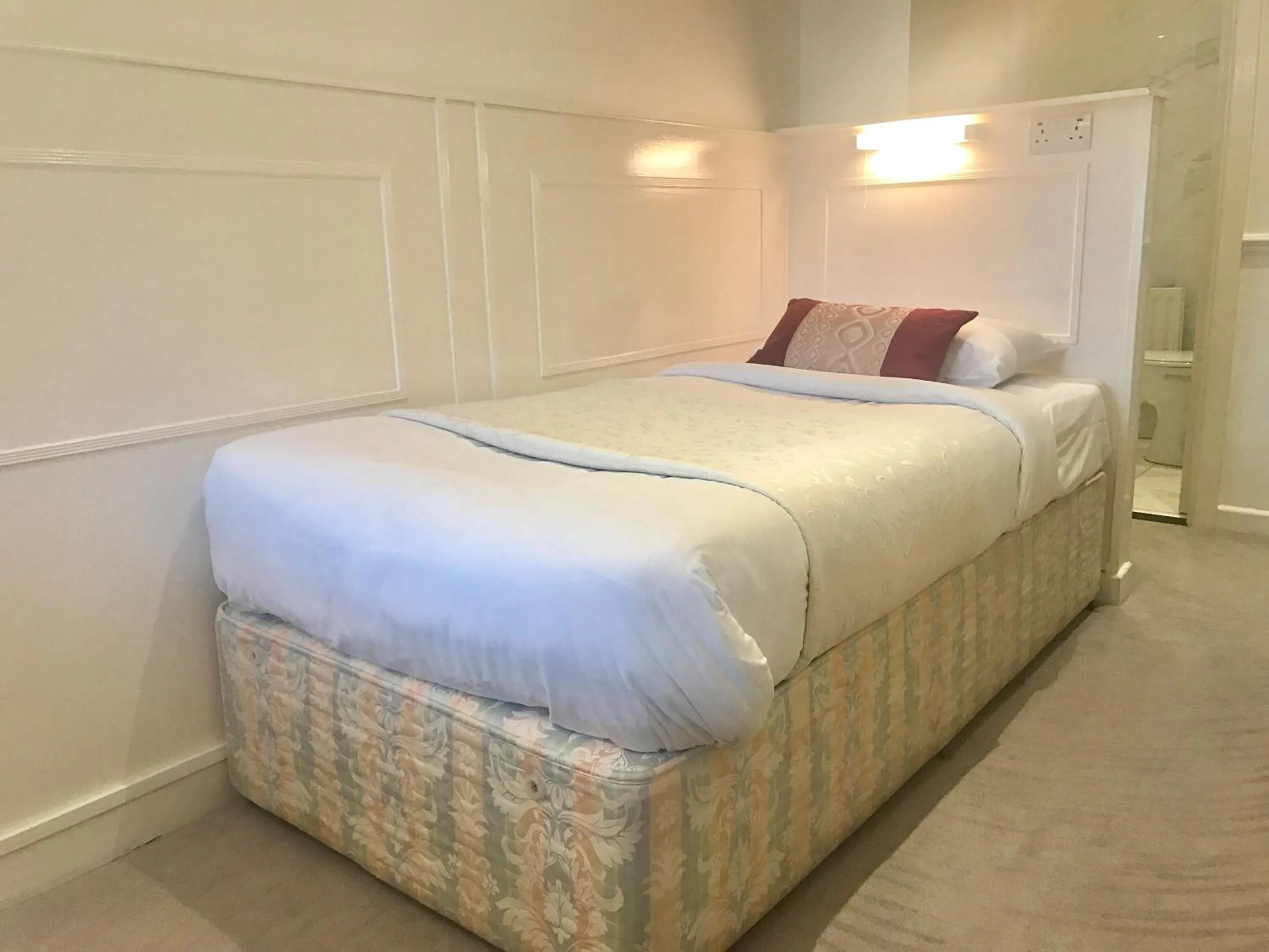 Bathroom, Bed in Dergvale Hotel