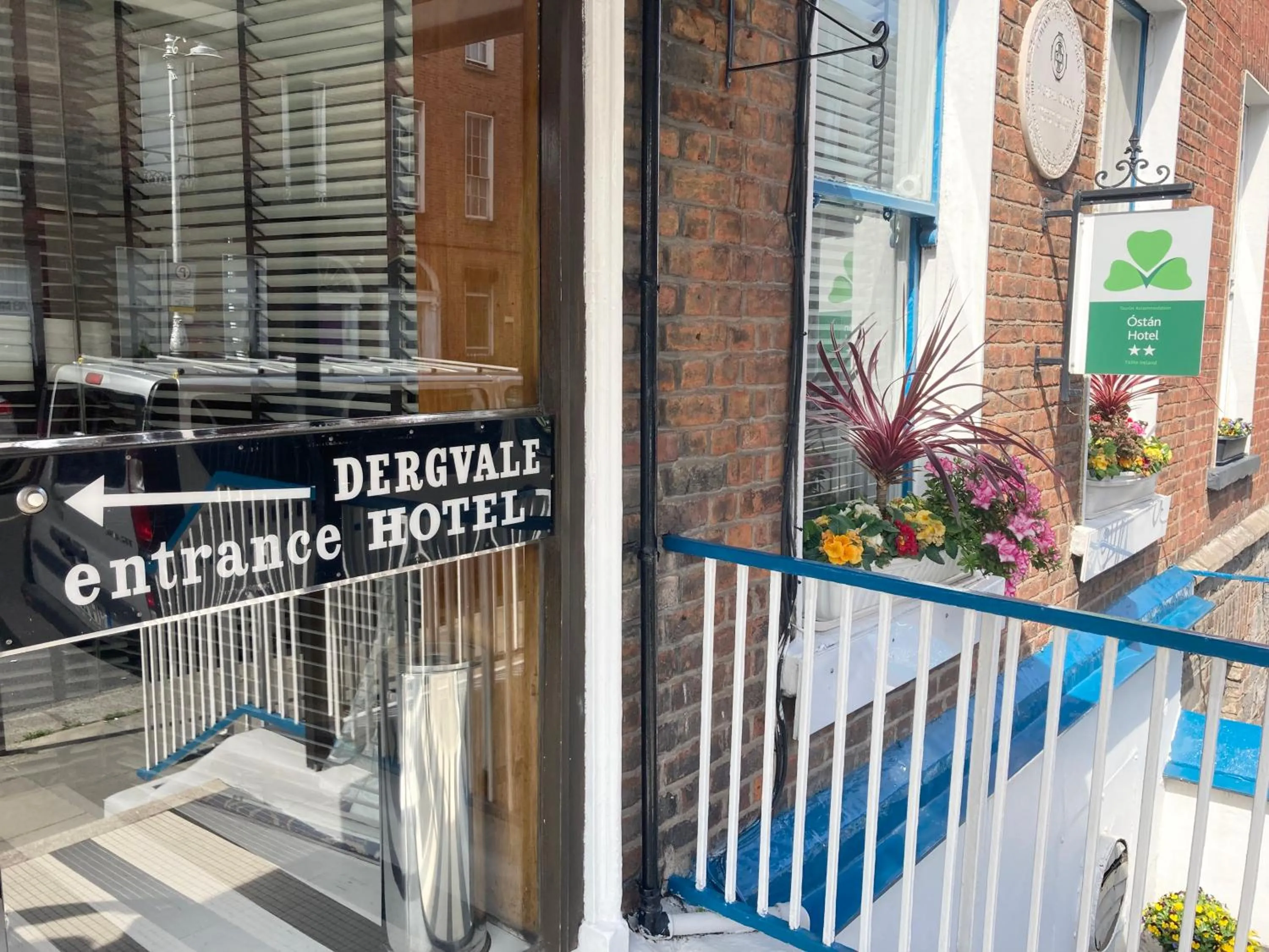 Facade/entrance in Dergvale Hotel