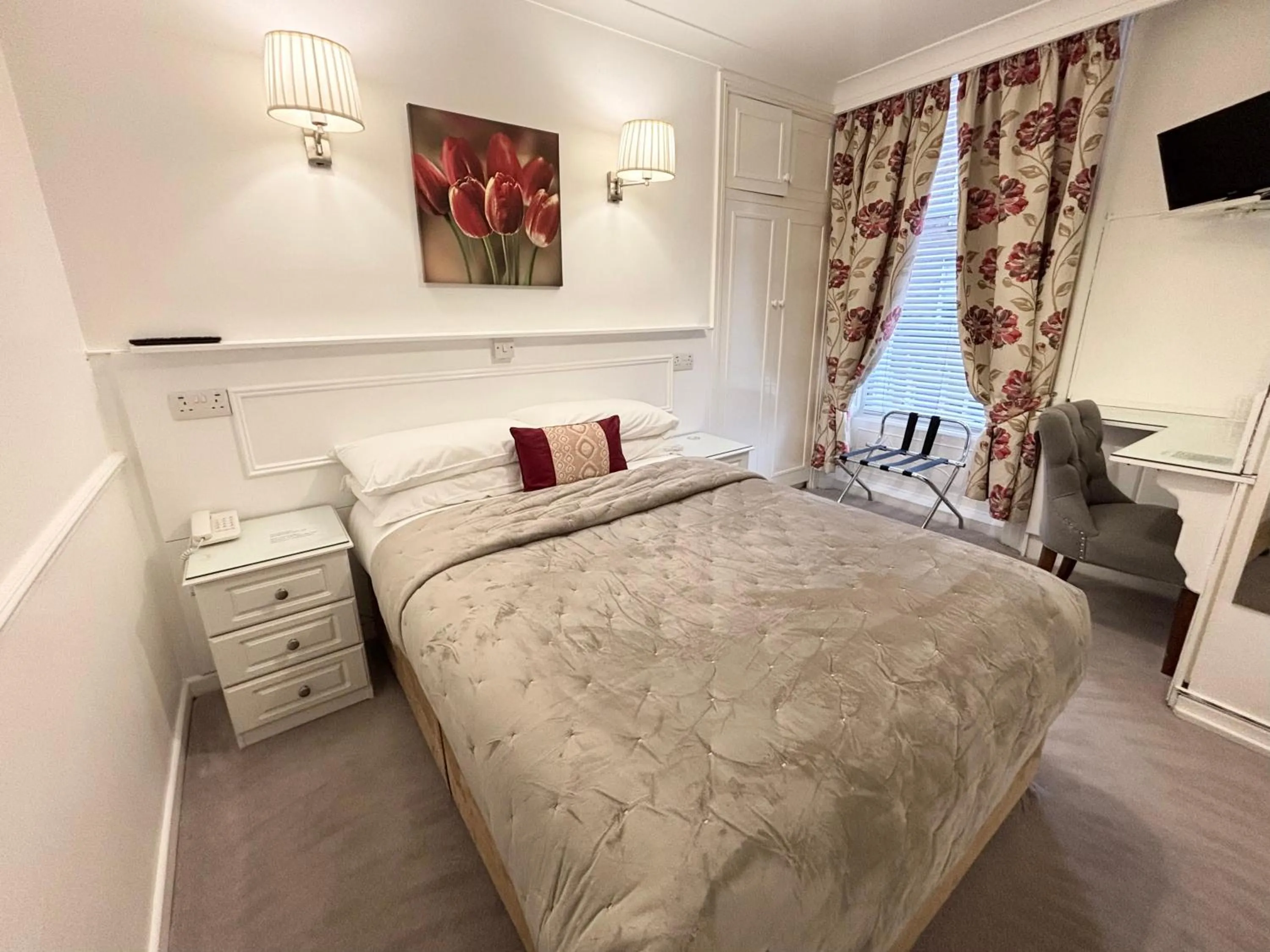 Bedroom, Bed in Dergvale Hotel