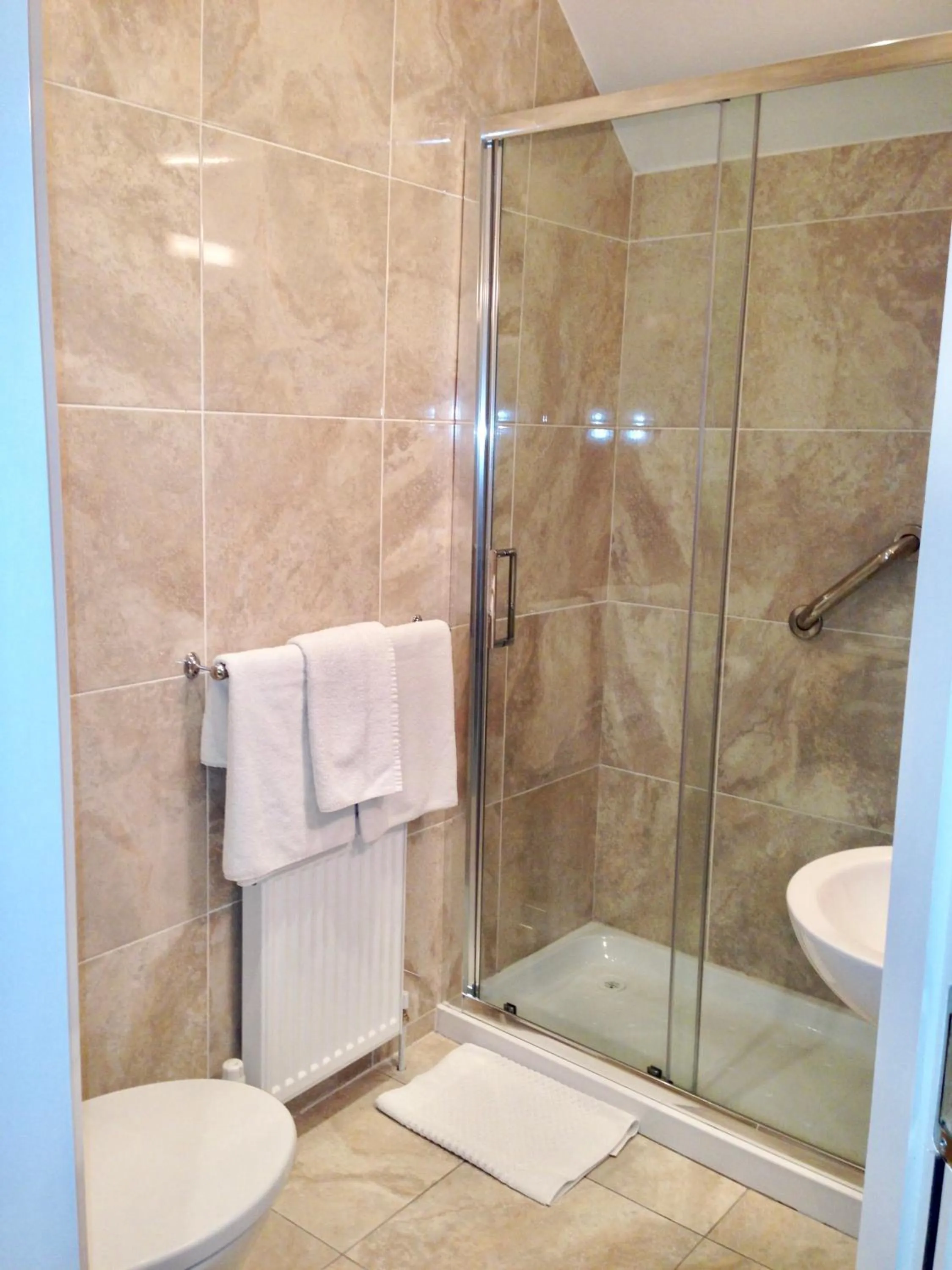 Bathroom in Dergvale Hotel