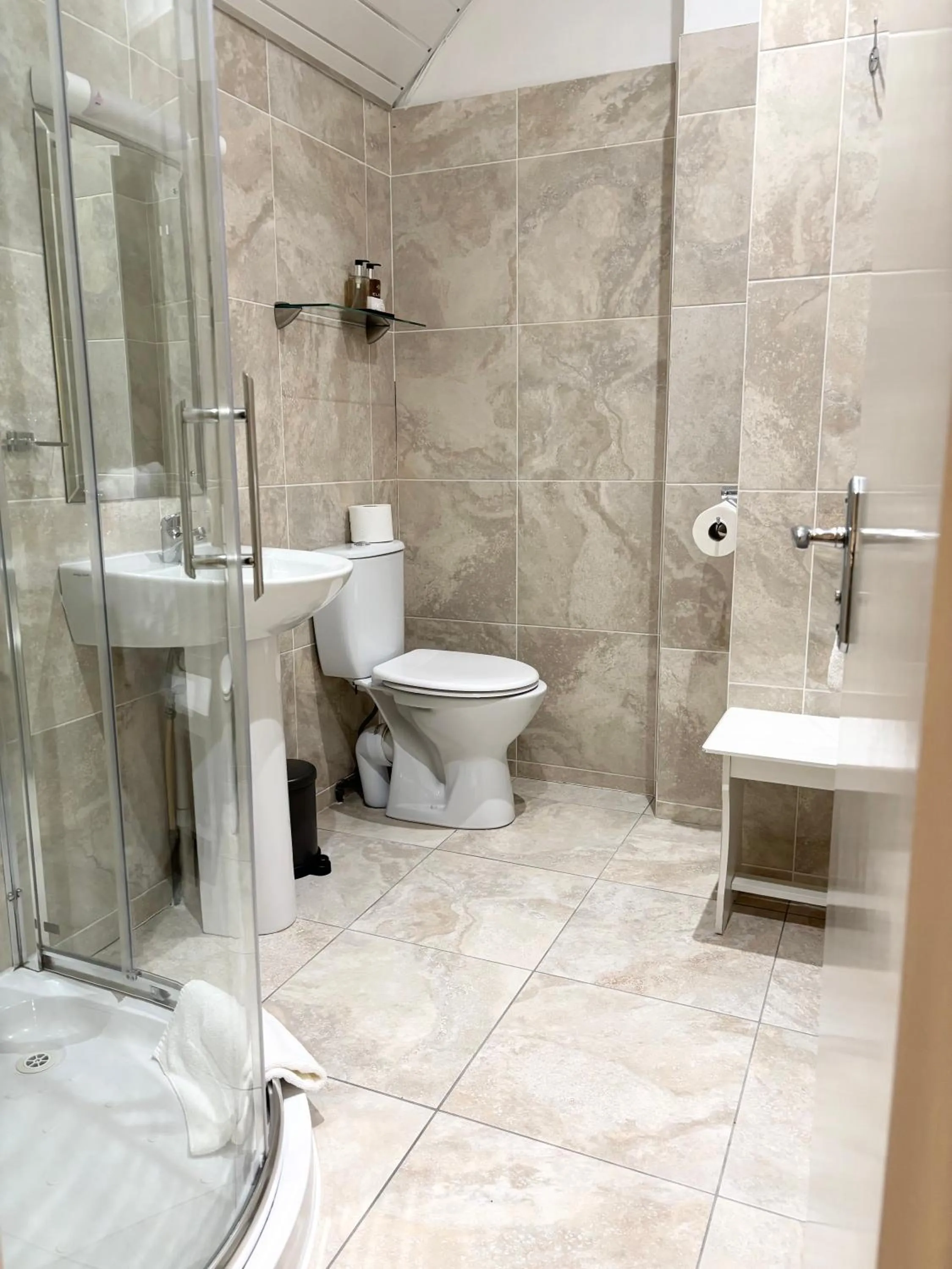 Bathroom in Dergvale Hotel