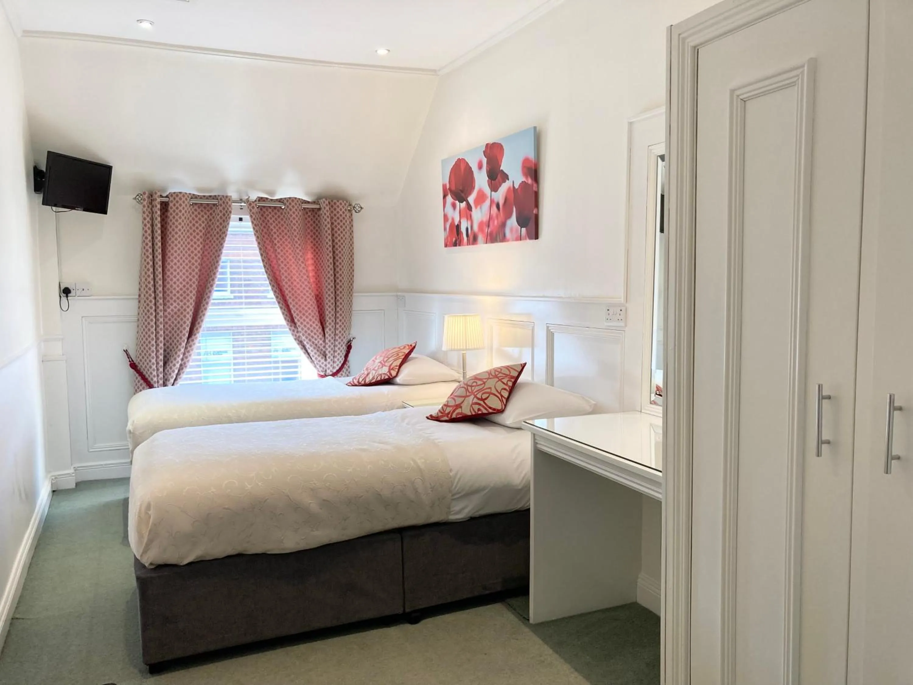 Bedroom, Bed in Dergvale Hotel