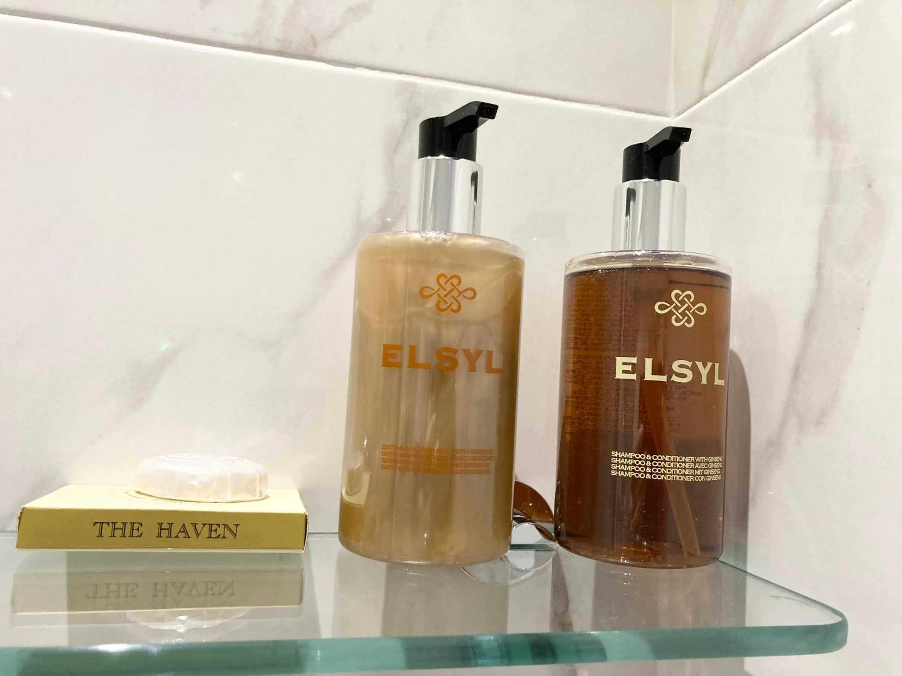 Bathroom in Dergvale Hotel