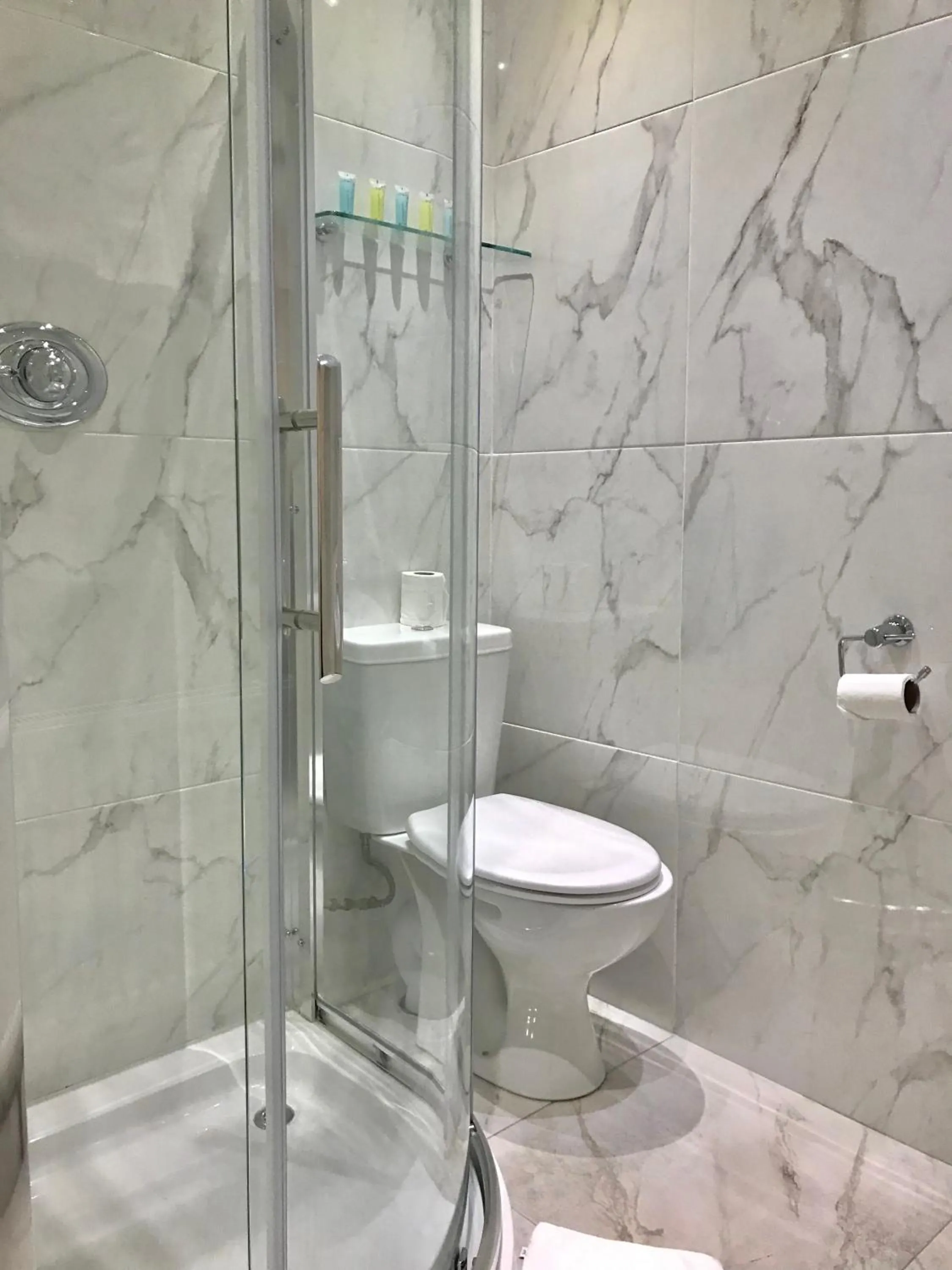 Bathroom in Dergvale Hotel