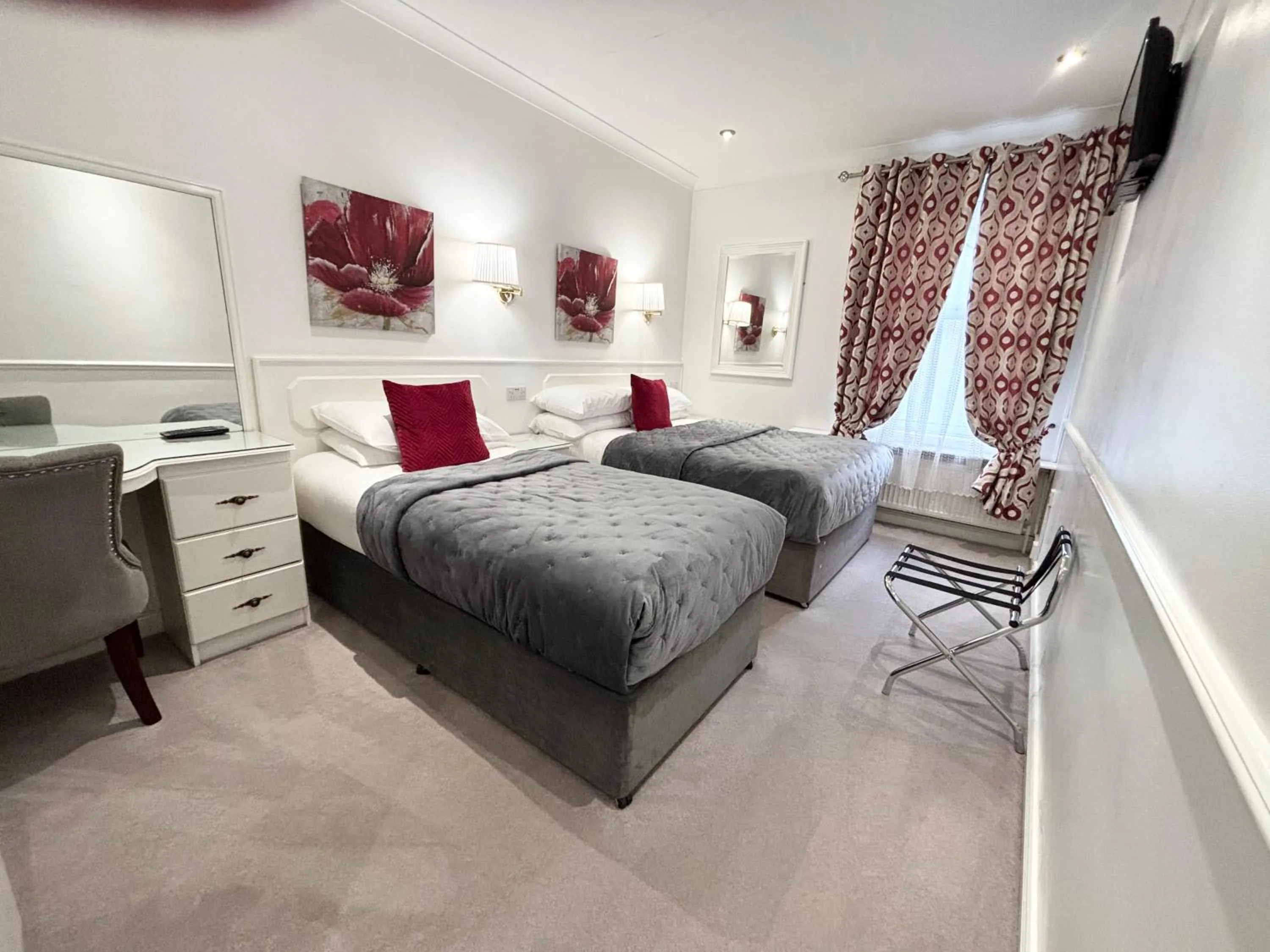 Bedroom, Bed in Dergvale Hotel