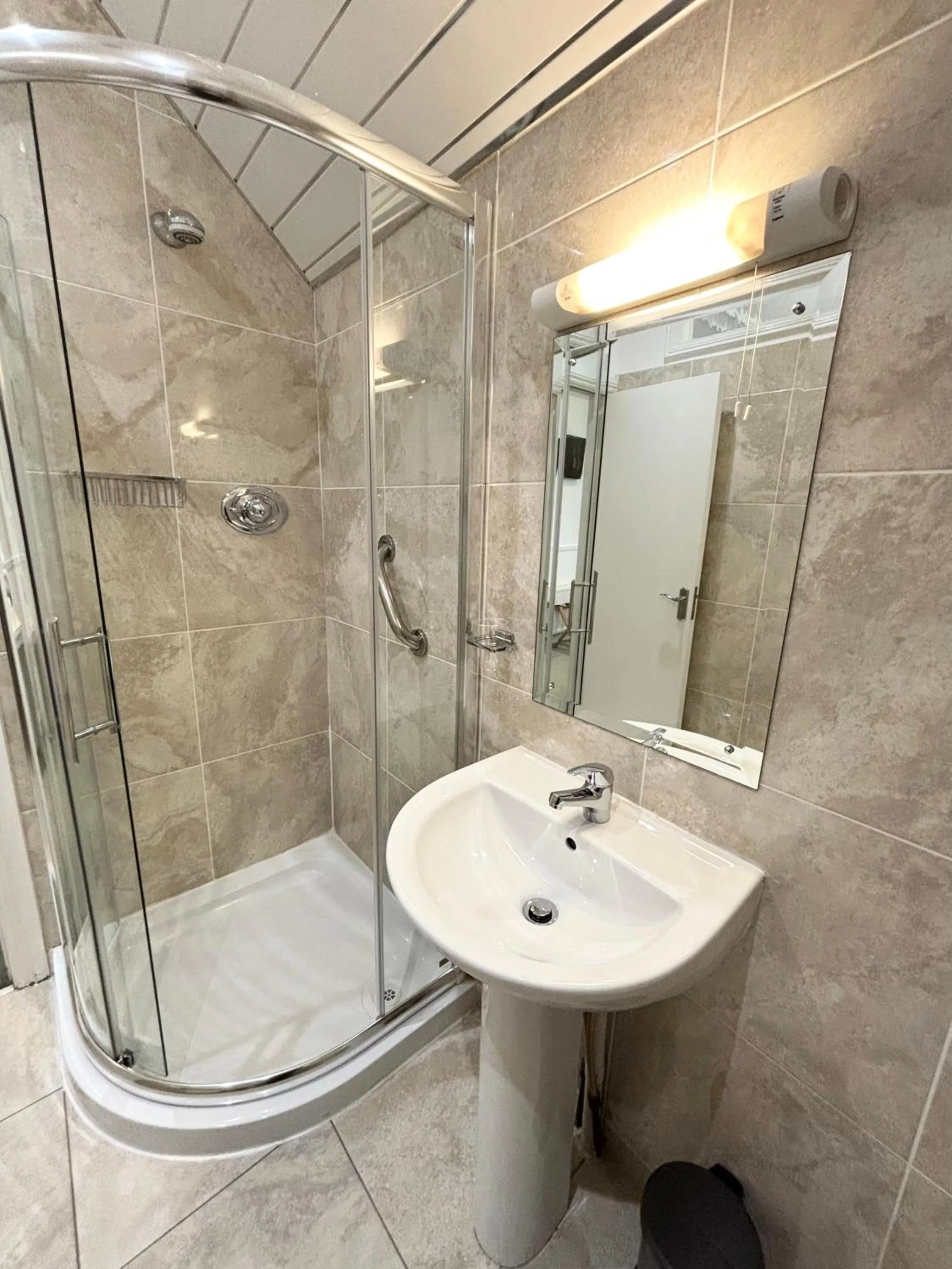 Bathroom in Dergvale Hotel