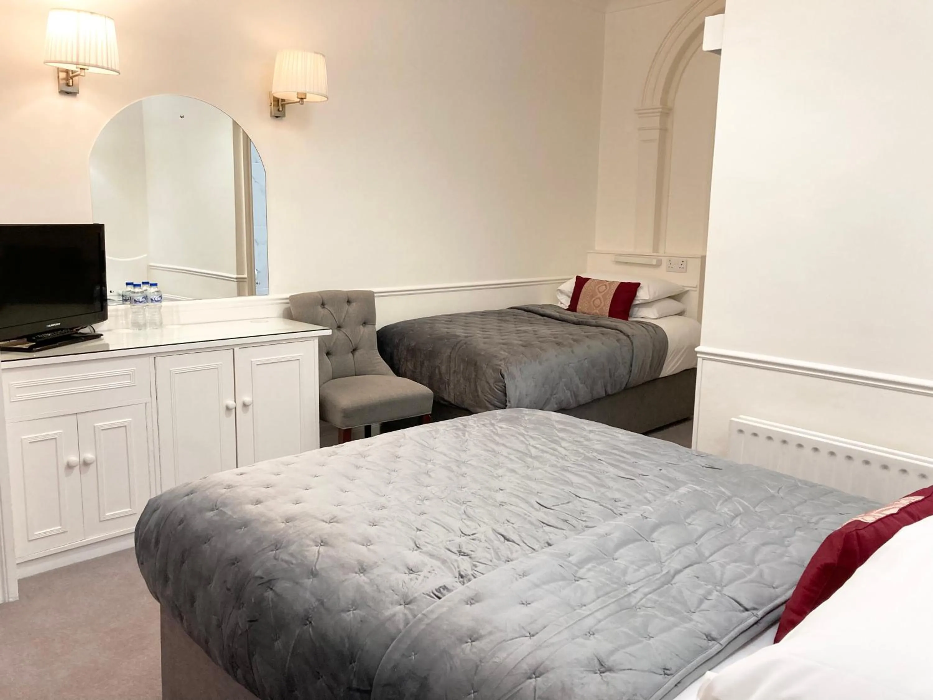 Bedroom in Dergvale Hotel