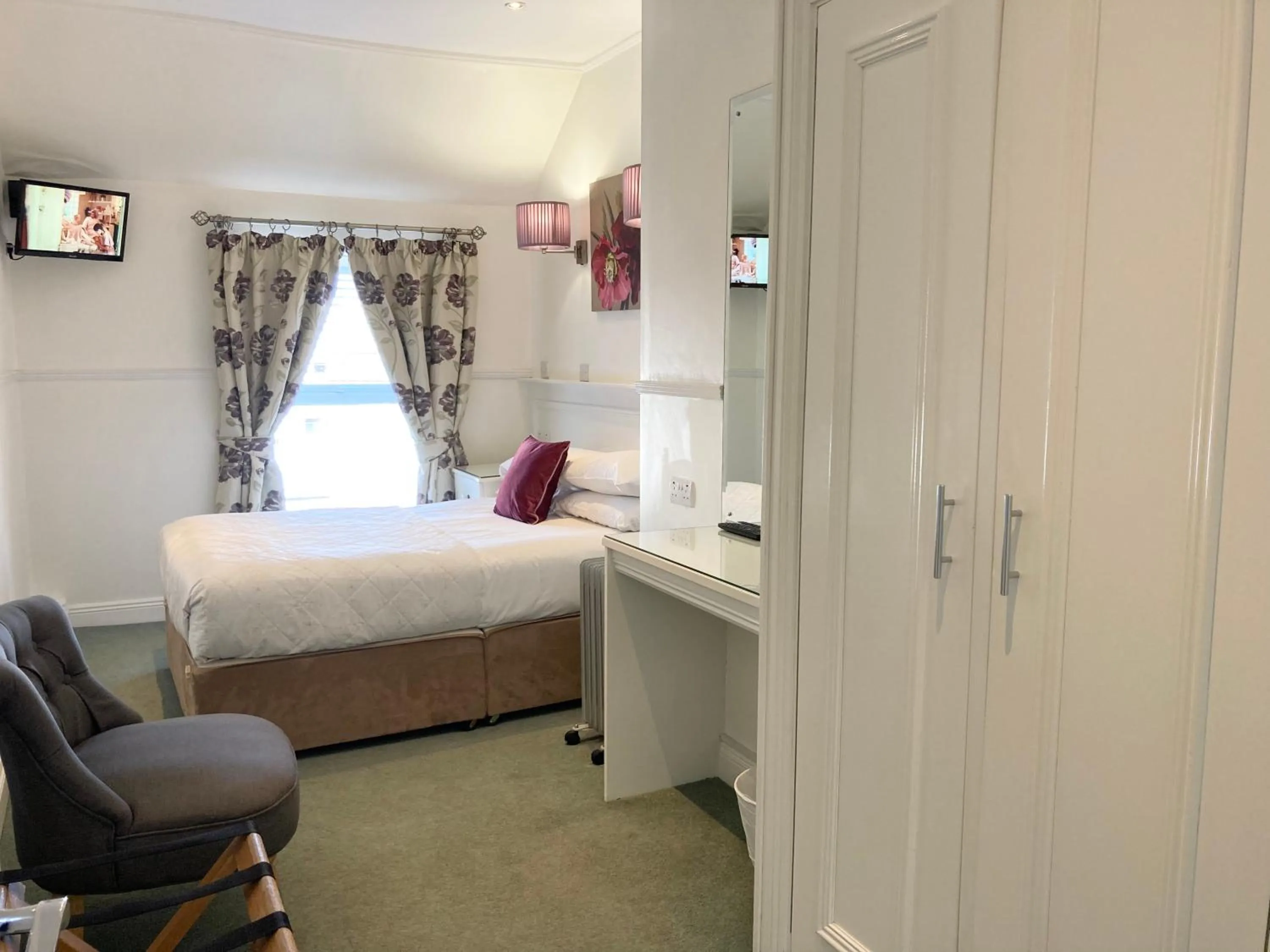 Bedroom, Bed in Dergvale Hotel