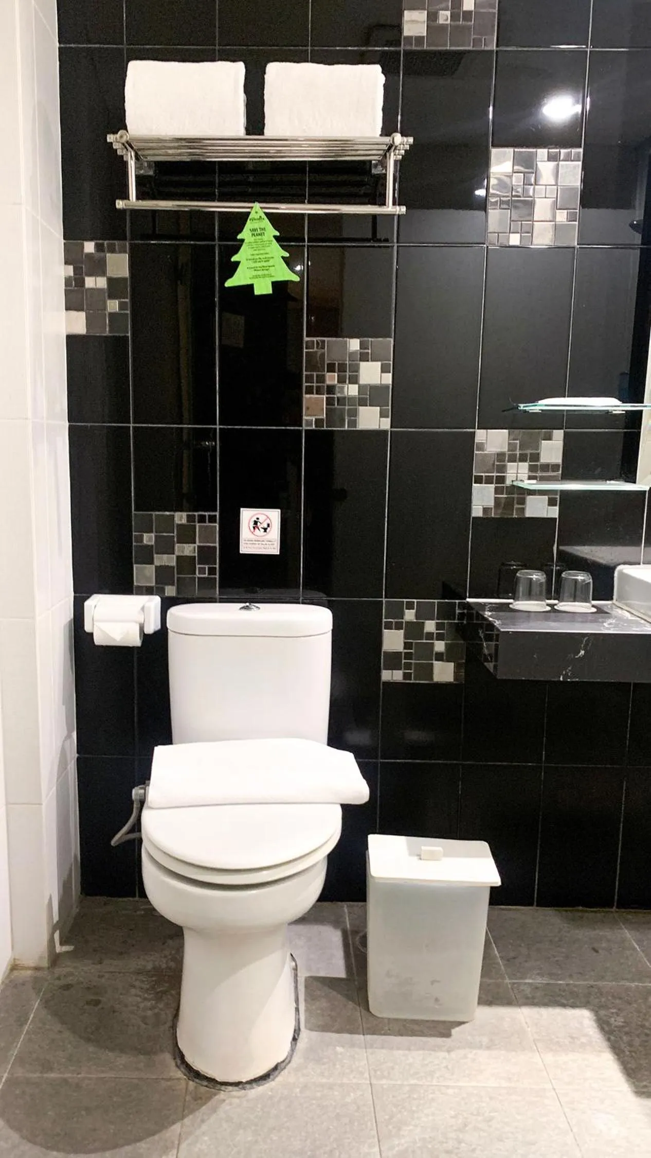 Toilet in PYRENEES Malioboro Hotel