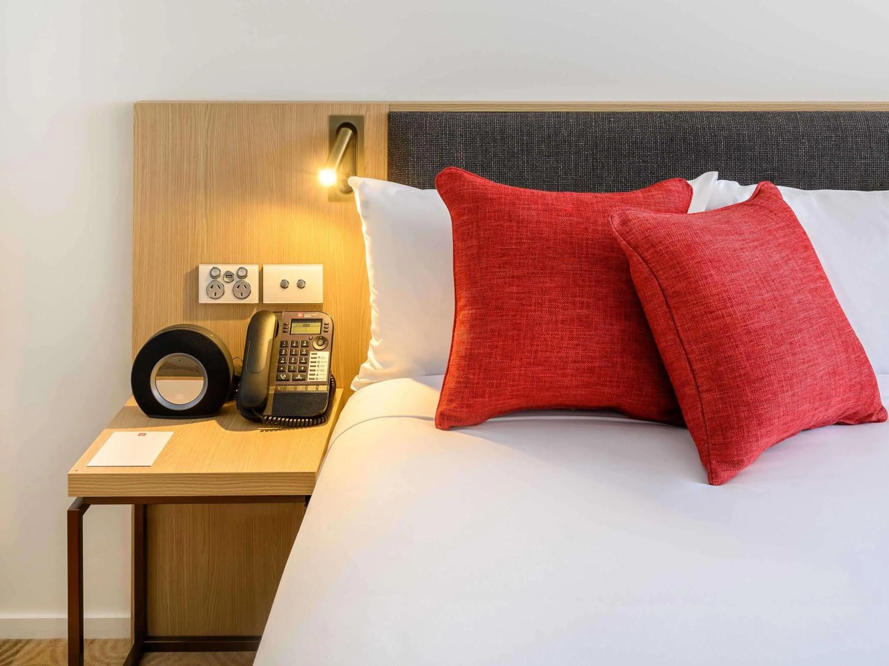 Photo of the whole room, Bed in ibis Melbourne Central