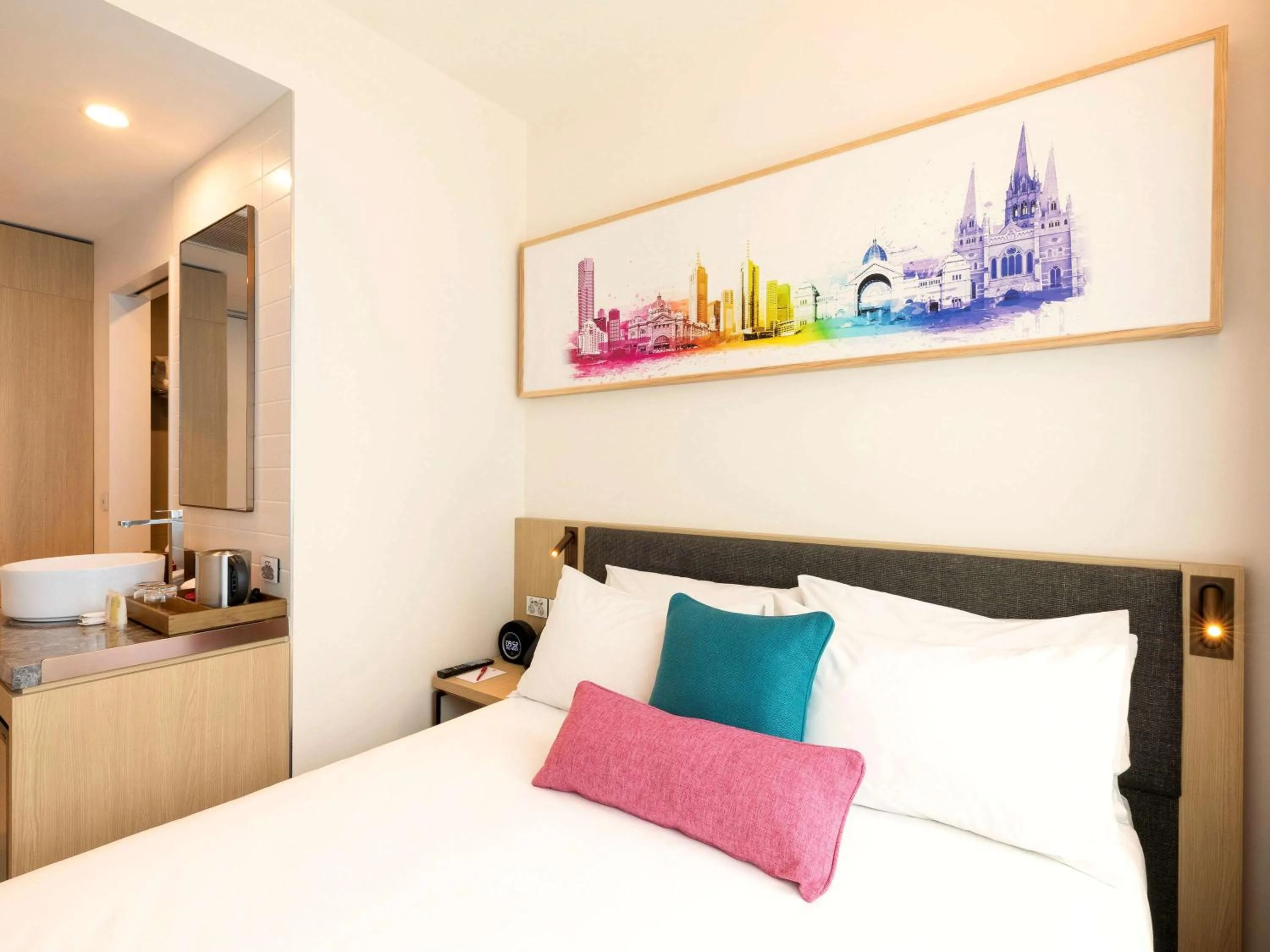 Photo of the whole room, Bed in ibis Melbourne Central