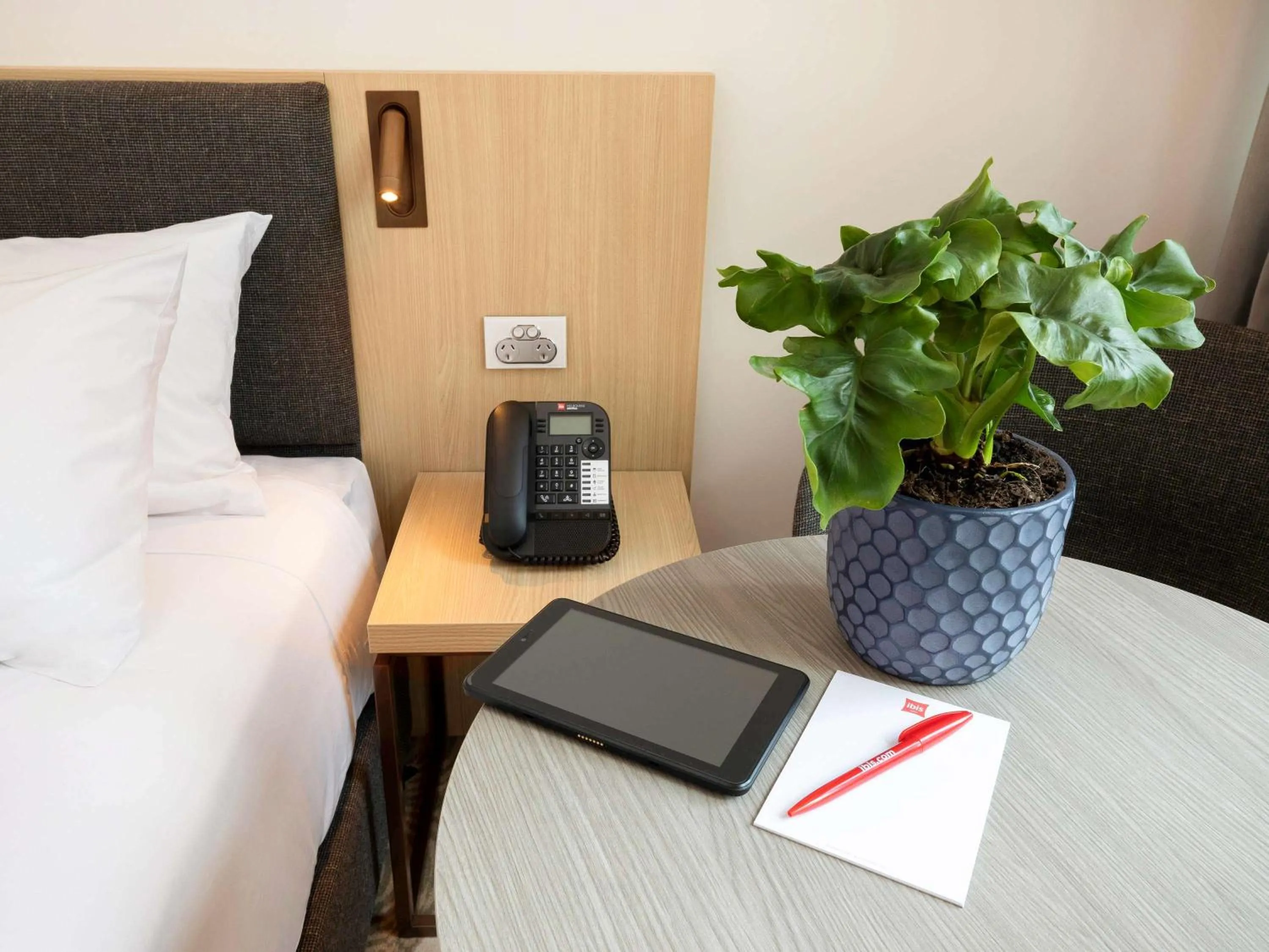 Photo of the whole room, Bed in ibis Melbourne Central