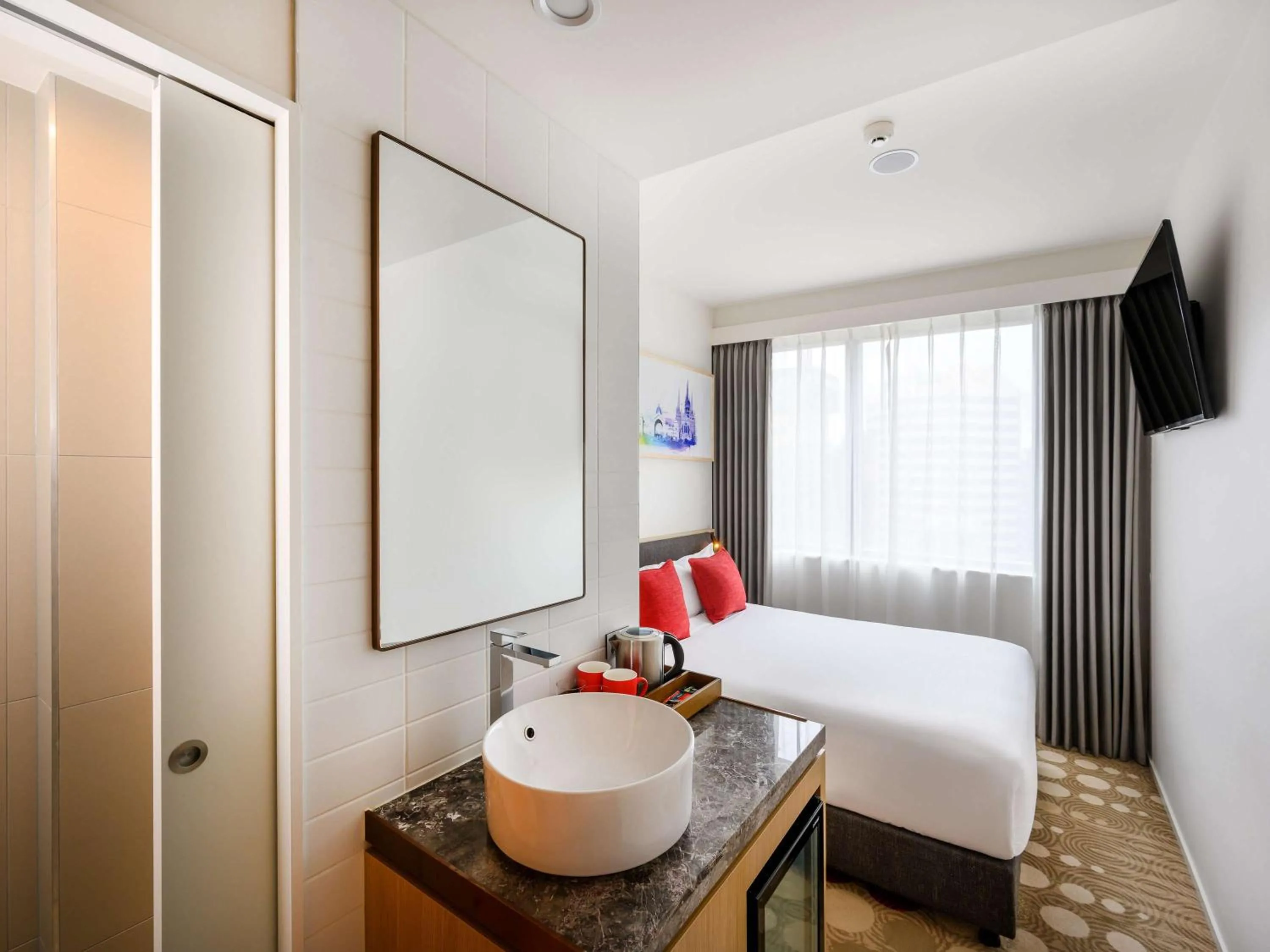 Photo of the whole room, Bed in ibis Melbourne Central