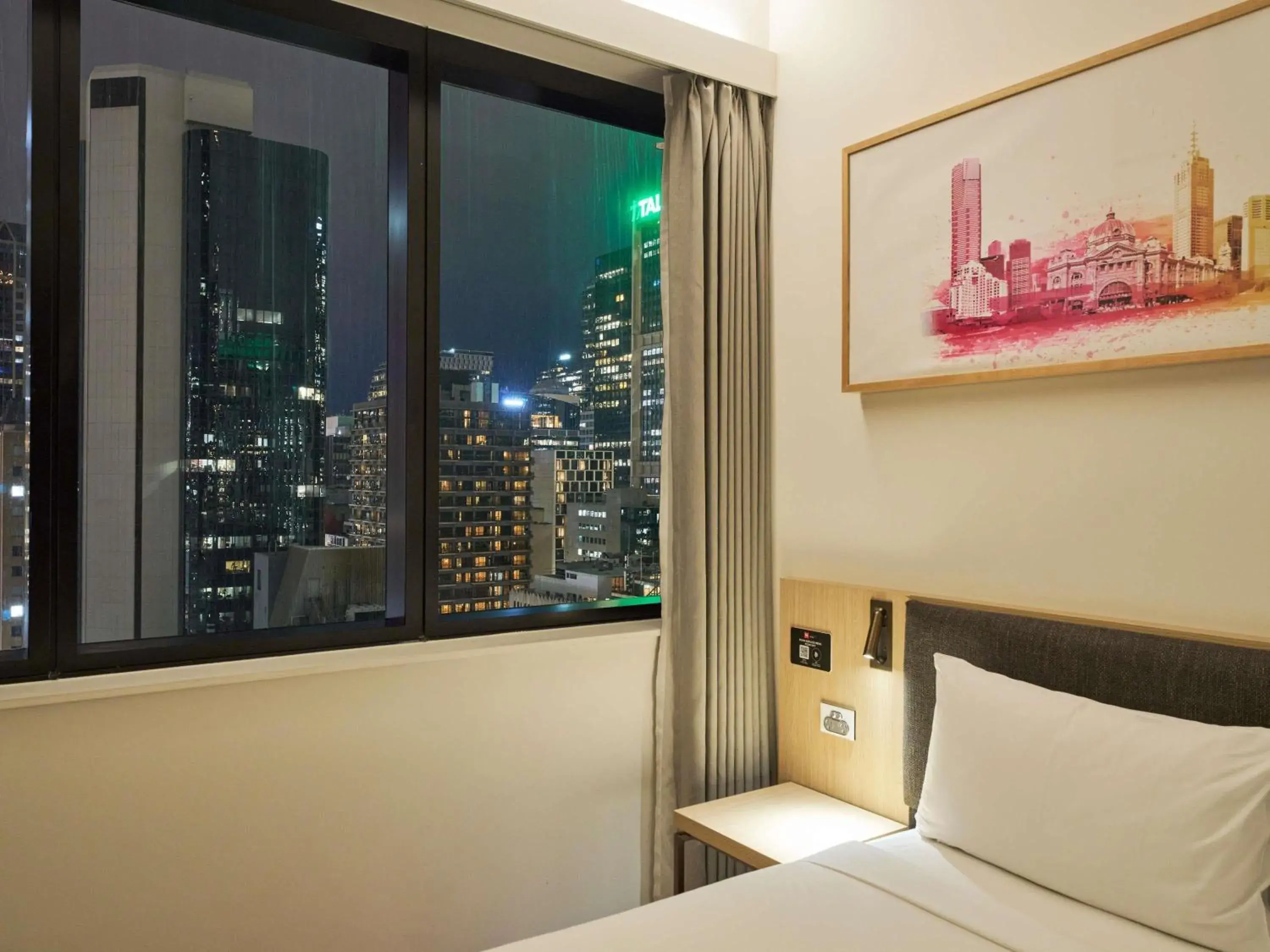 Compact Queen Room in ibis Melbourne Central Compact Queen Room in ibis Melbourne Central