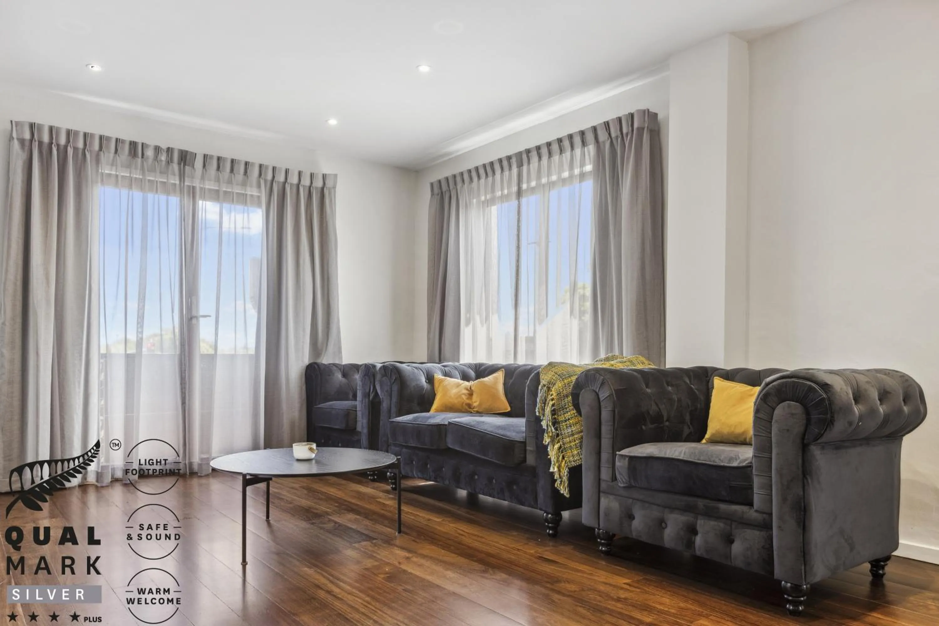 Living room in Knights Inn