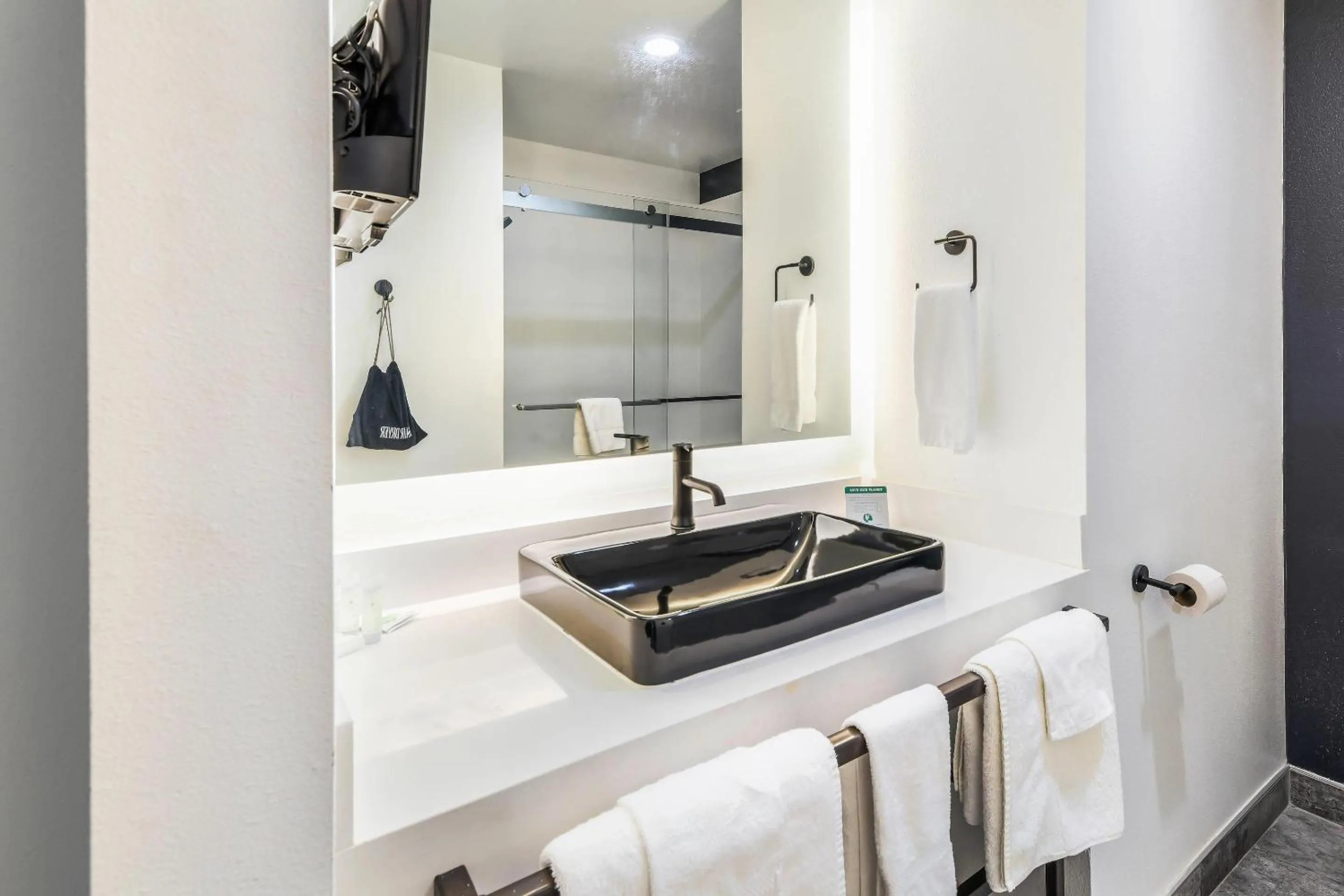 Bedroom in Hy-Lo Hotel, an Ascend Collection Hotel