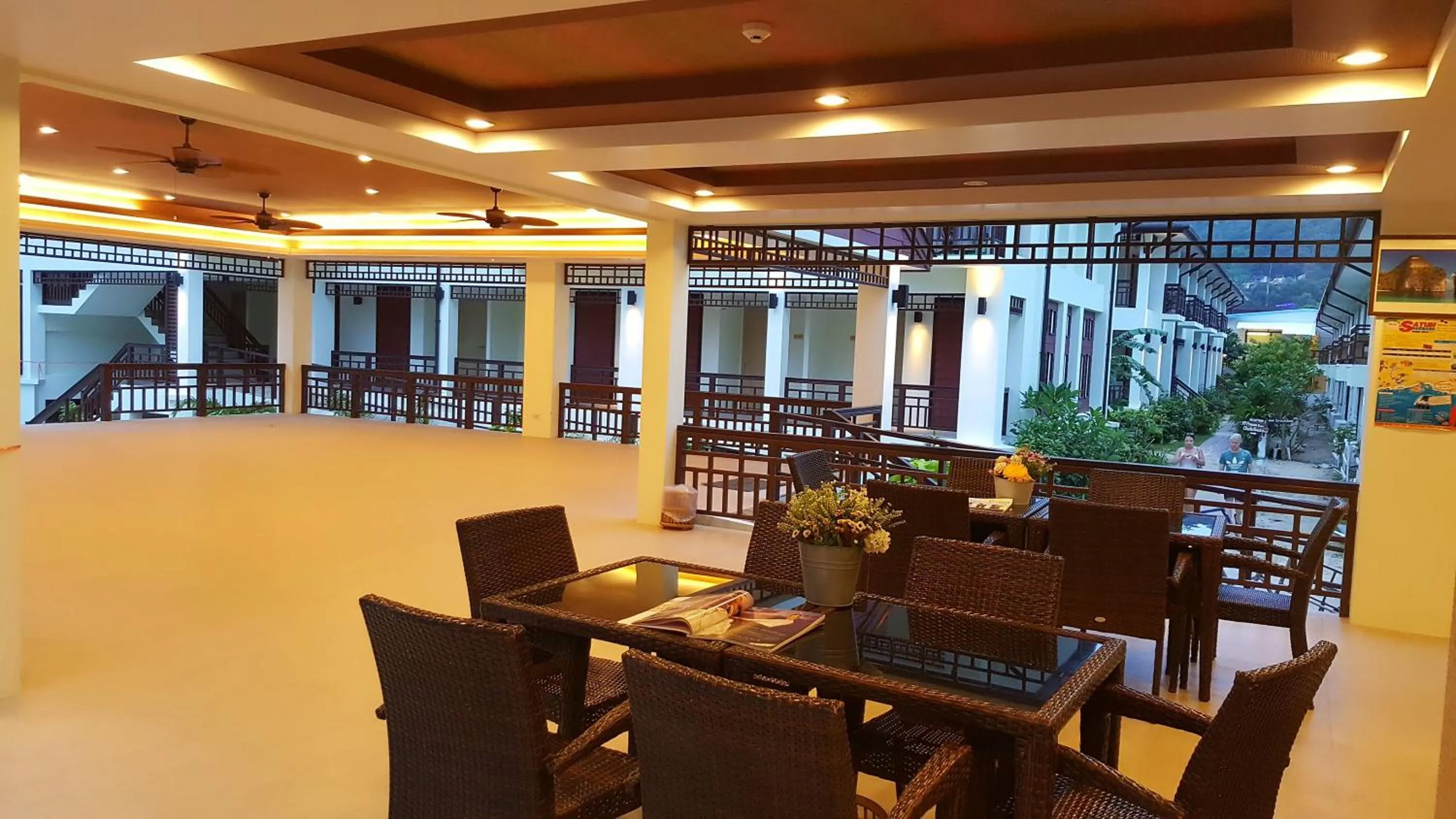 Restaurant/places to eat in PP Charlie Beach Resort