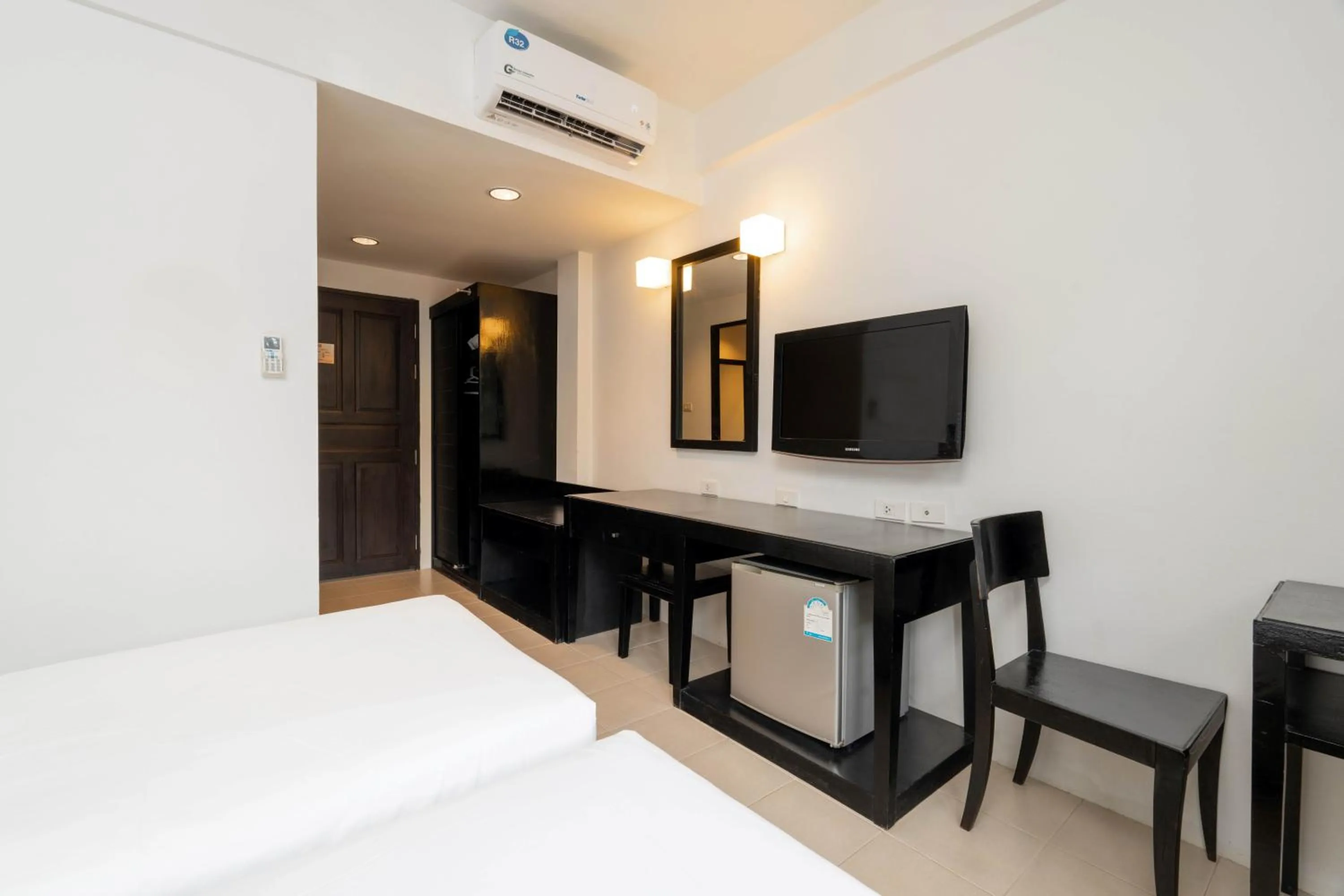 Bed in PP Charlie Beach Resort