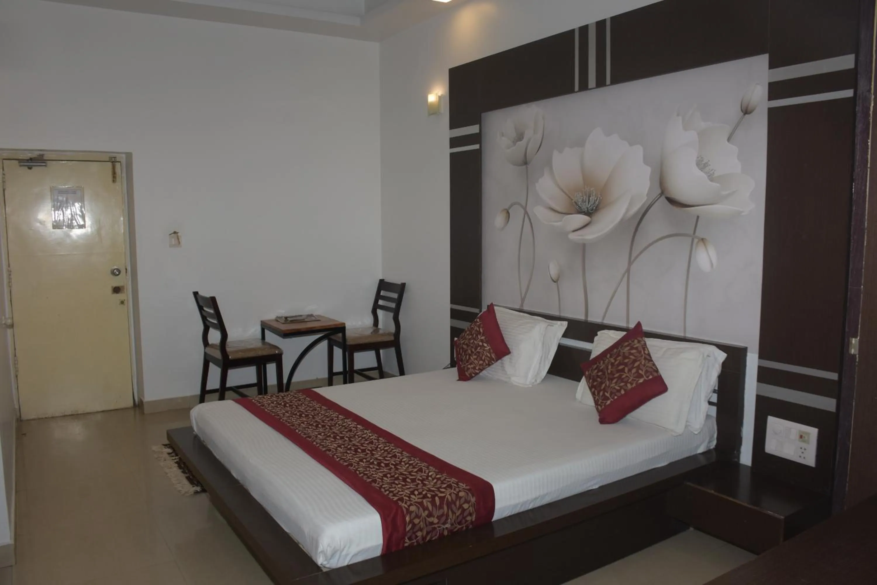 Bed in The Leef Inn 500ms from Nakki Lake