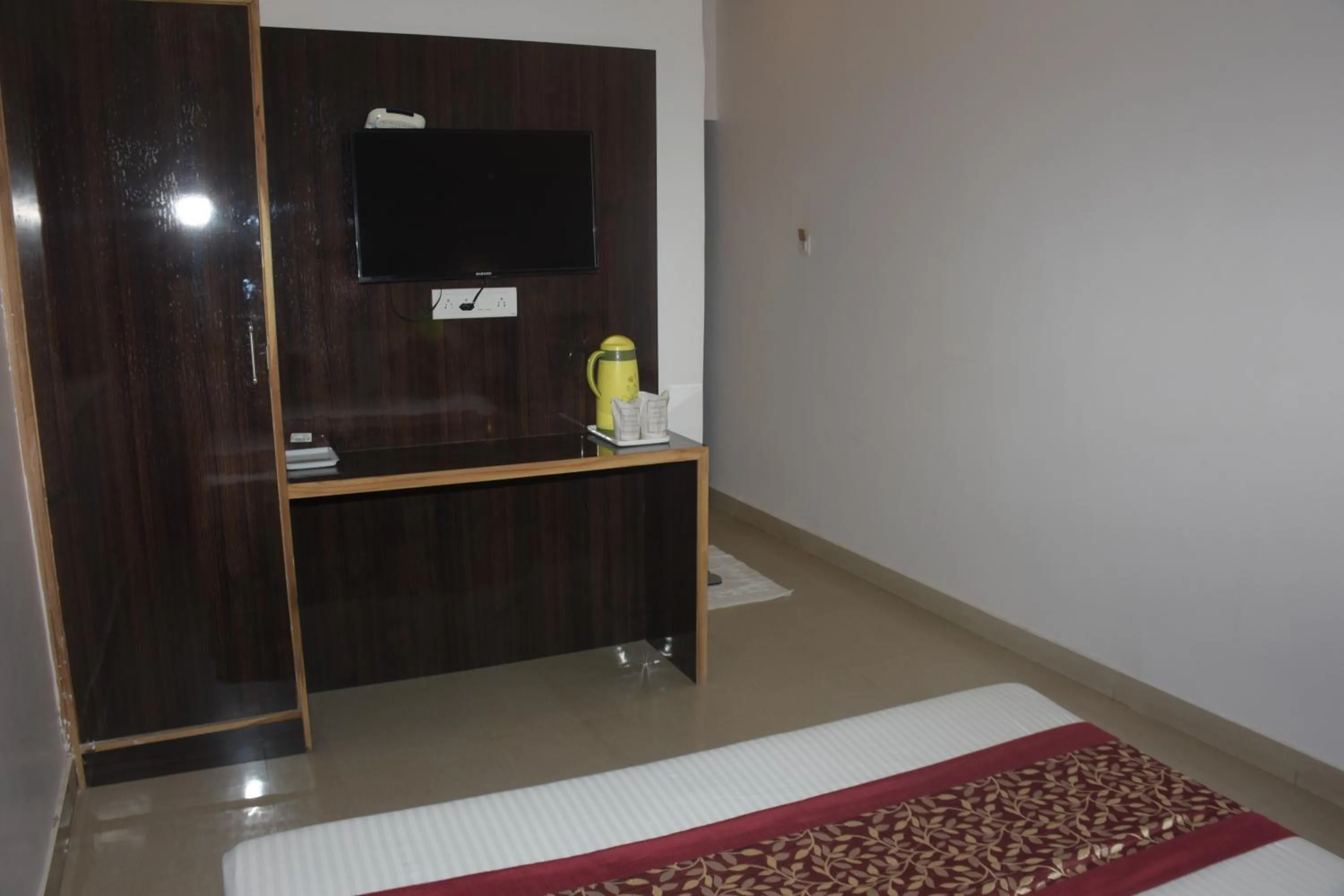 TV and multimedia in The Leef Inn 500ms from Nakki Lake