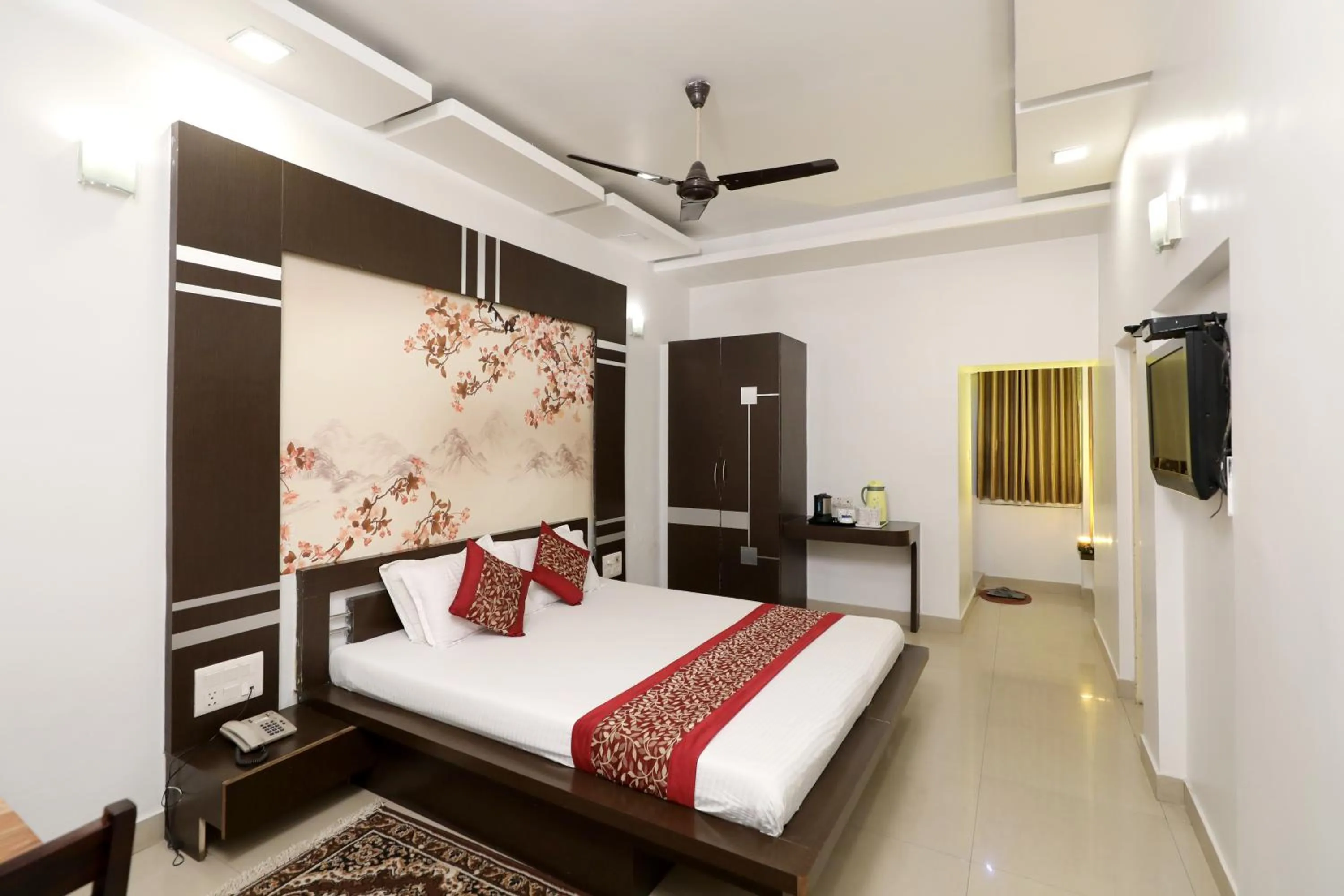 Bed in The Leef Inn 500ms from Nakki Lake