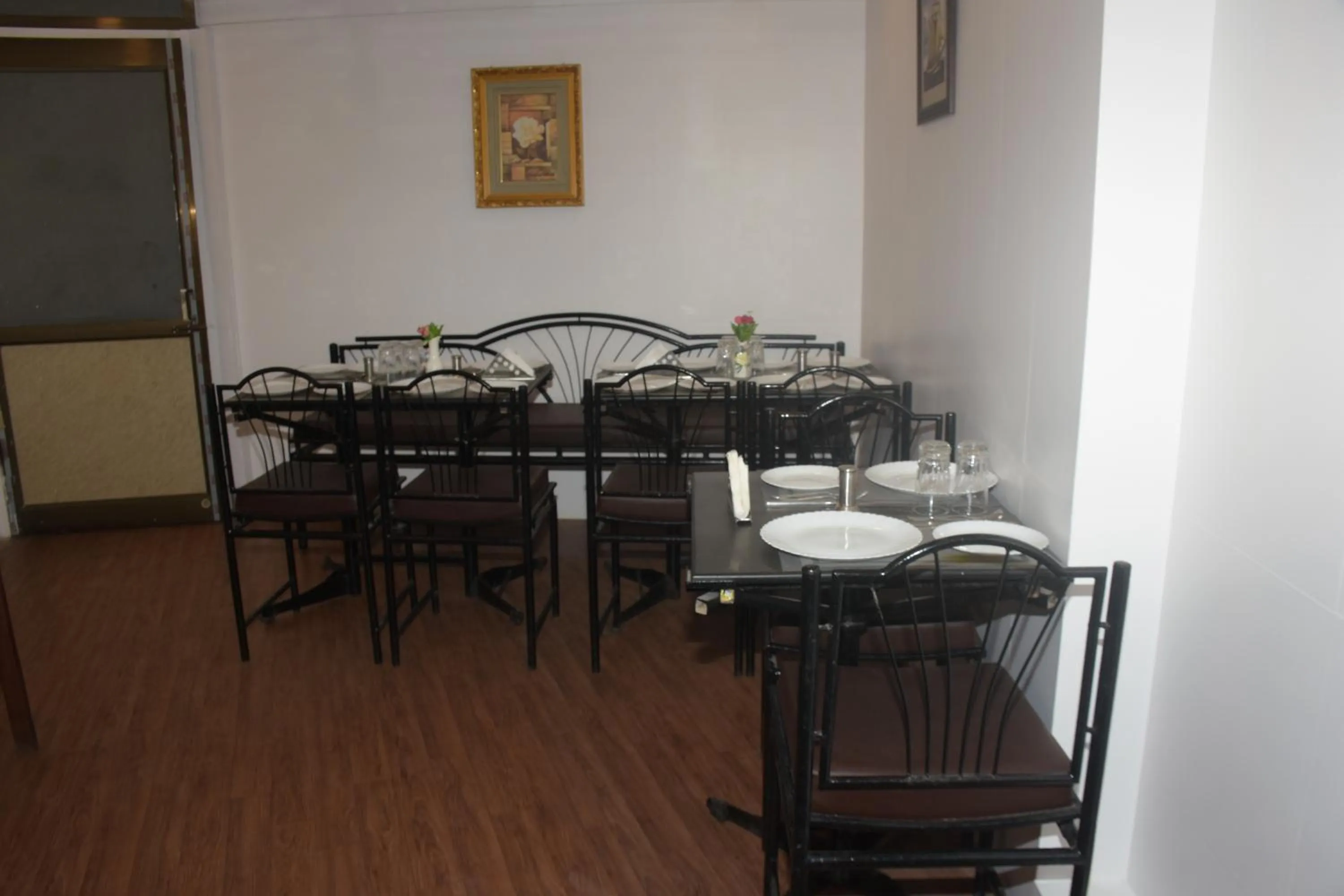Restaurant/places to eat in The Leef Inn 500ms from Nakki Lake