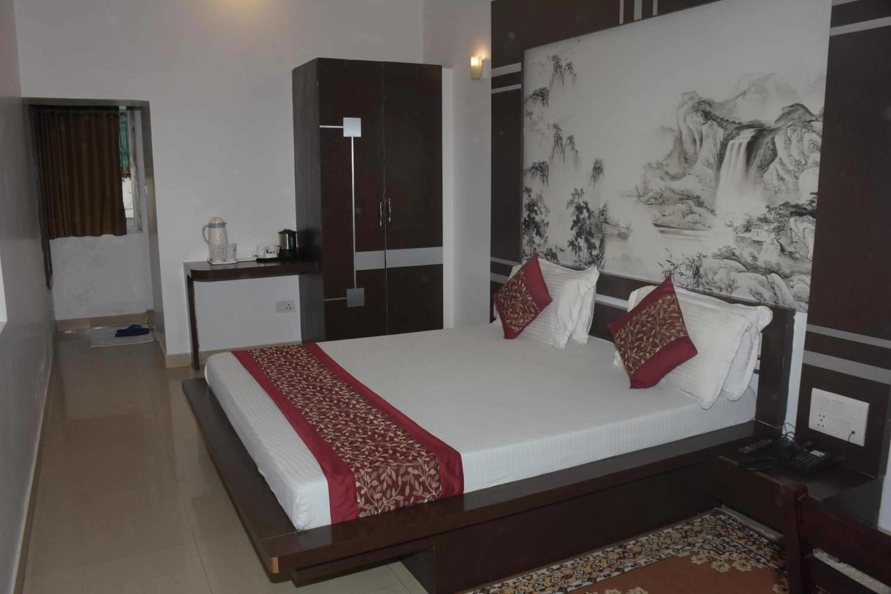 Bed in The Leef Inn 500ms from Nakki Lake