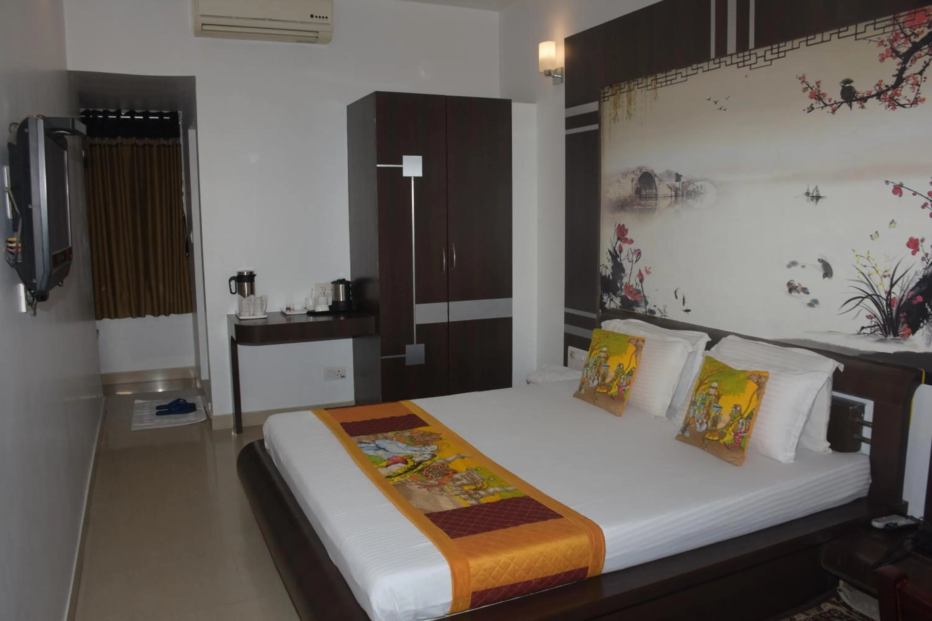 Bed in The Leef Inn 500ms from Nakki Lake