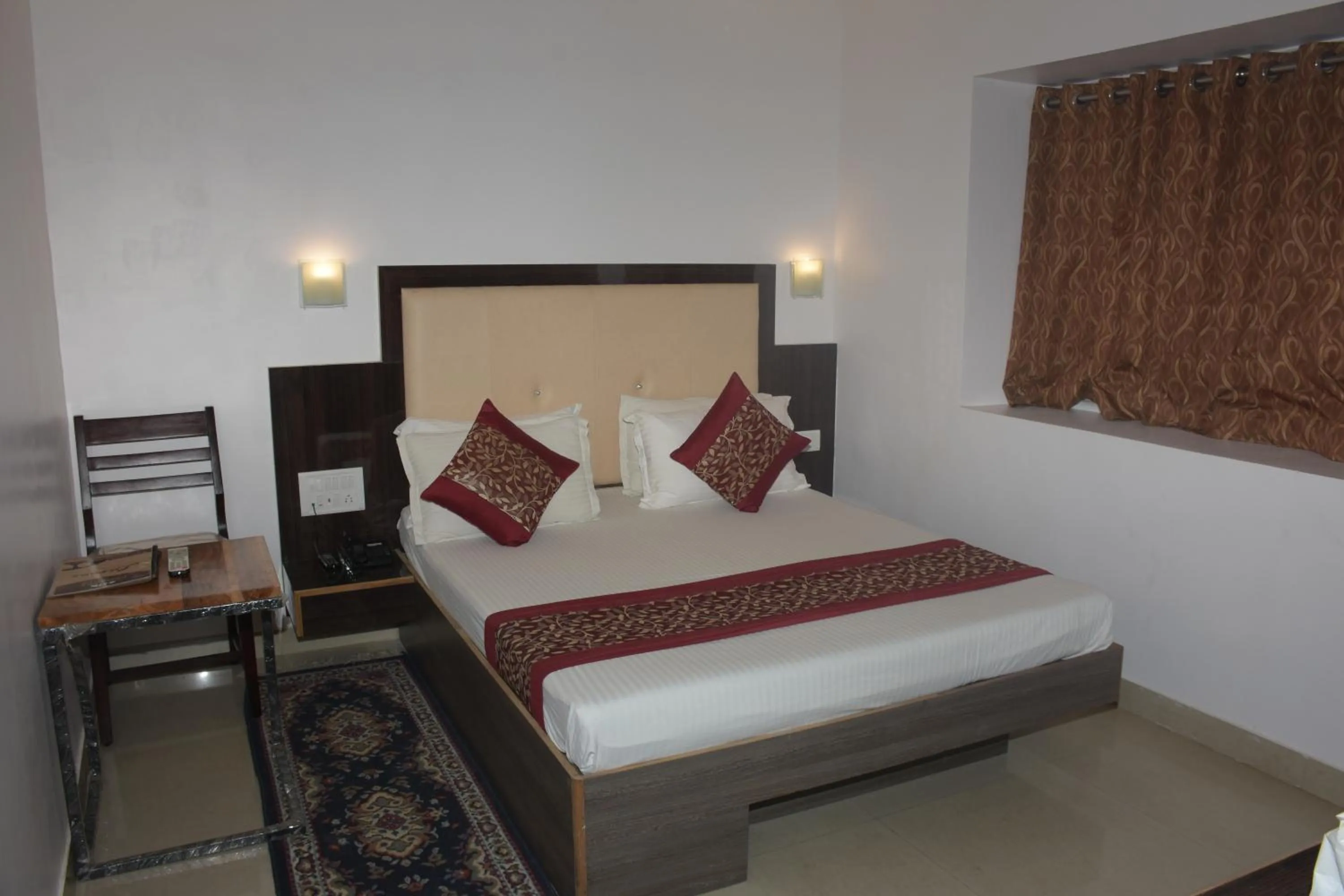 Bed in The Leef Inn 500ms from Nakki Lake