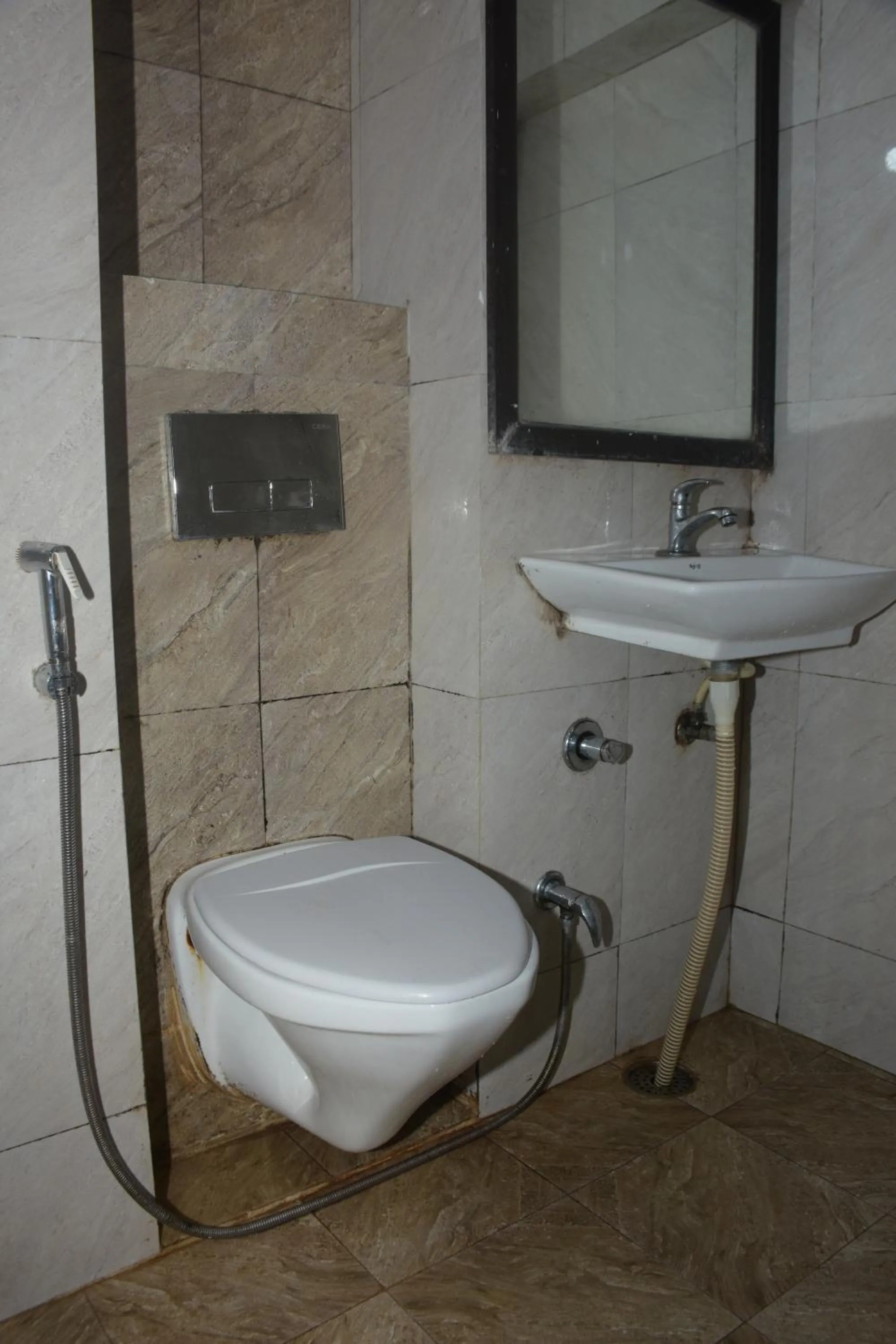 Toilet in The Leef Inn 500ms from Nakki Lake