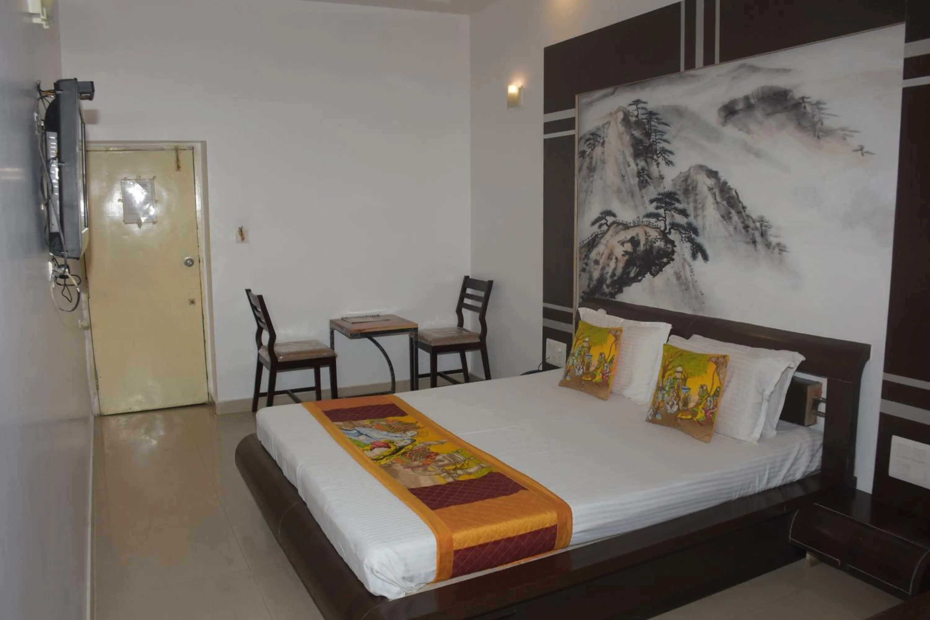 Bed in The Leef Inn 500ms from Nakki Lake