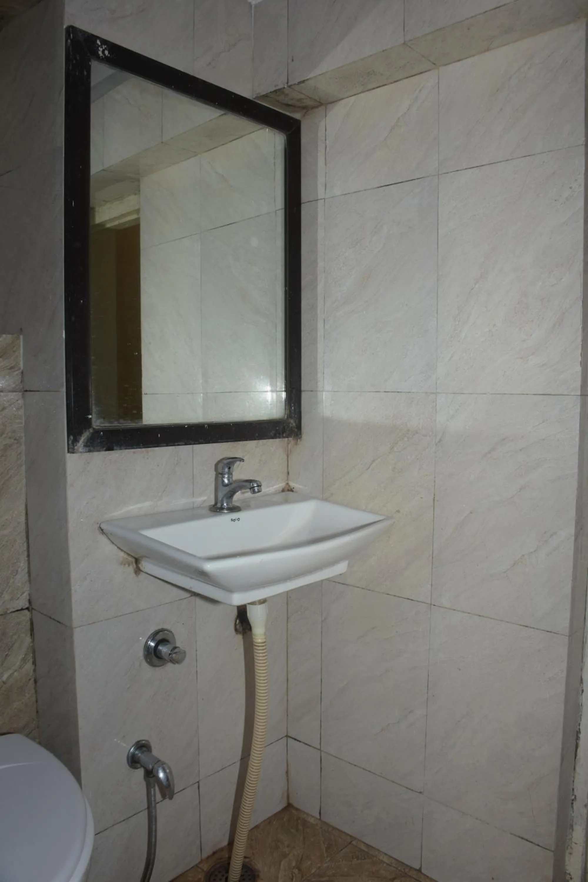 Bathroom in The Leef Inn 500ms from Nakki Lake