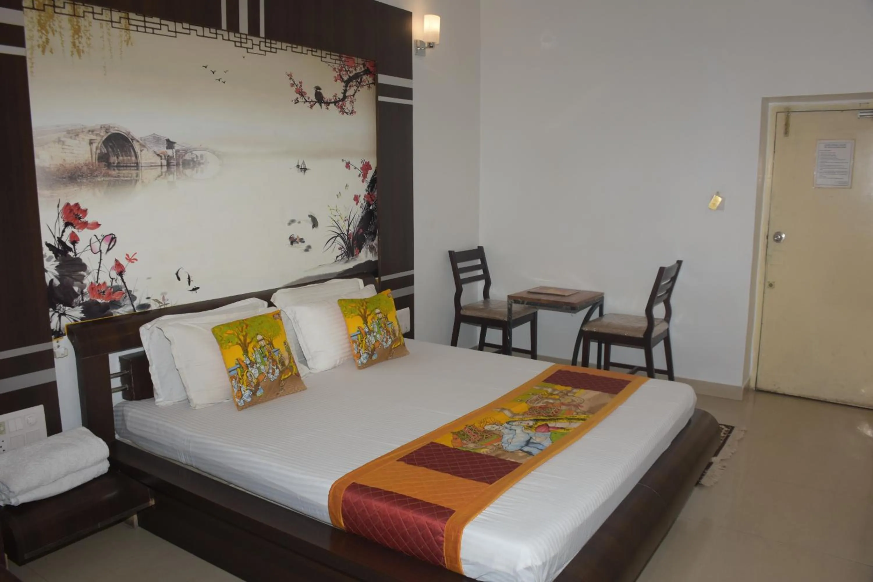 Bed in The Leef Inn 500ms from Nakki Lake