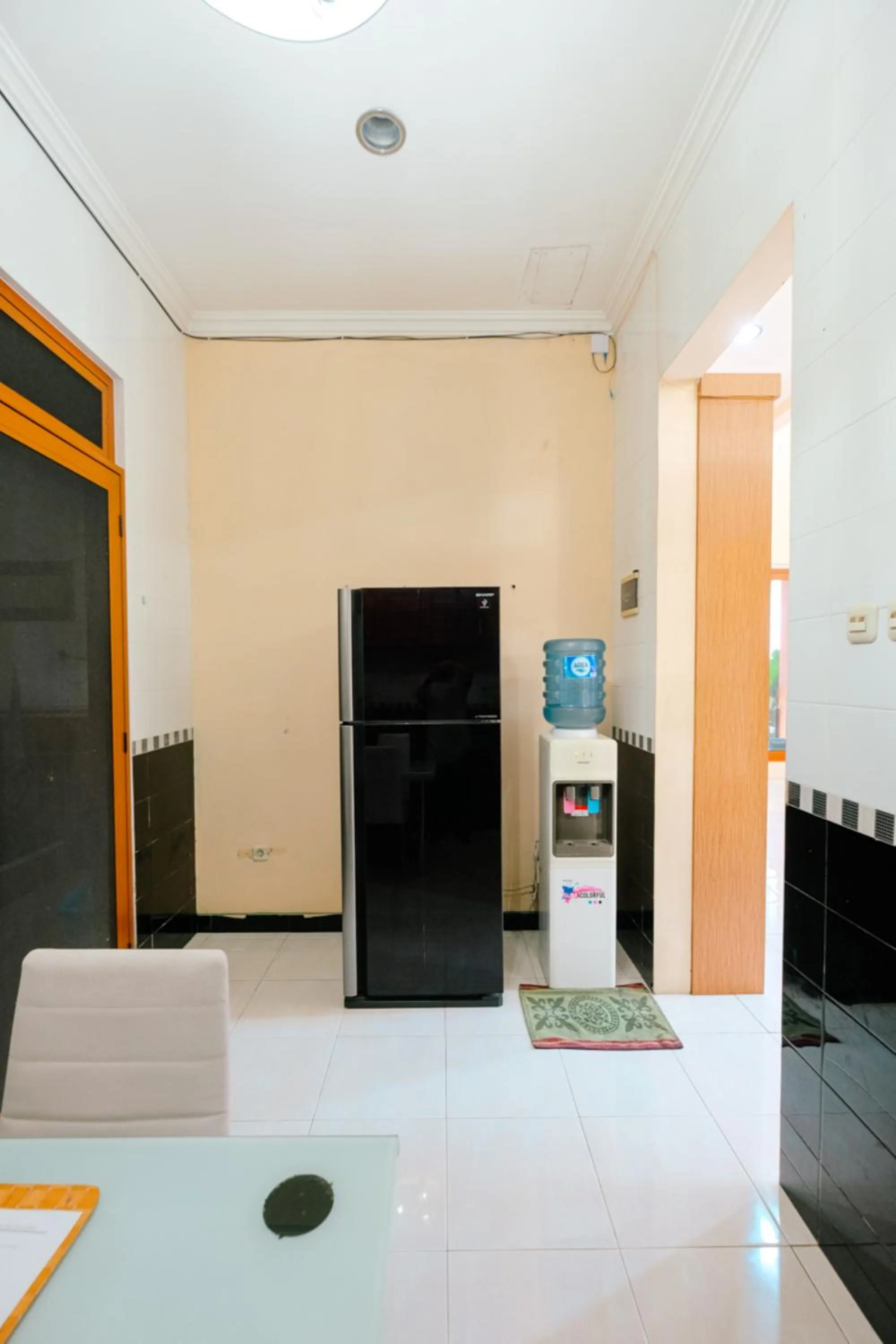 Dining area in Homestay Jogja Pogung Dekat UGM by Simply Homy