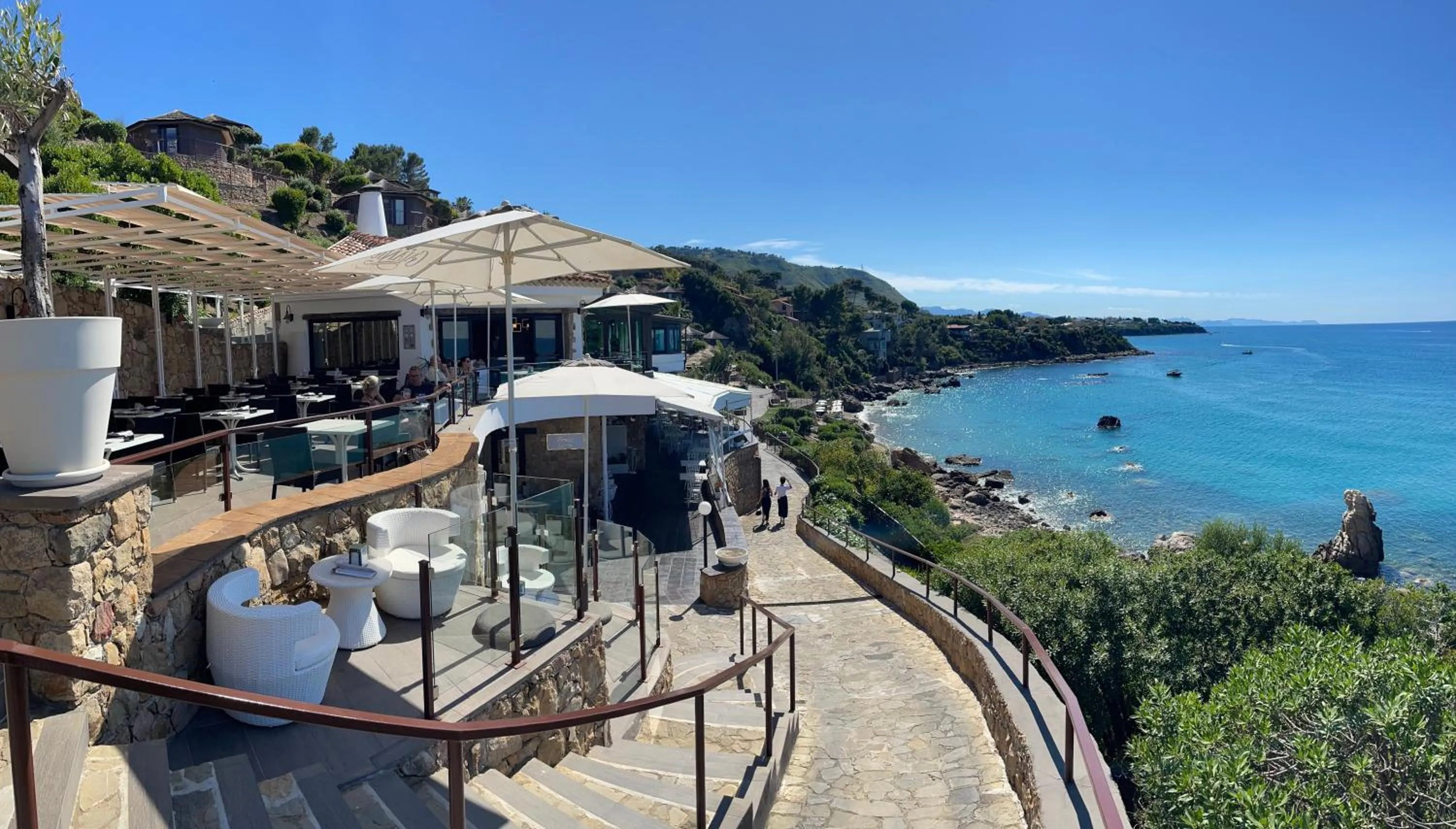 Restaurant/places to eat in Calanica Resort