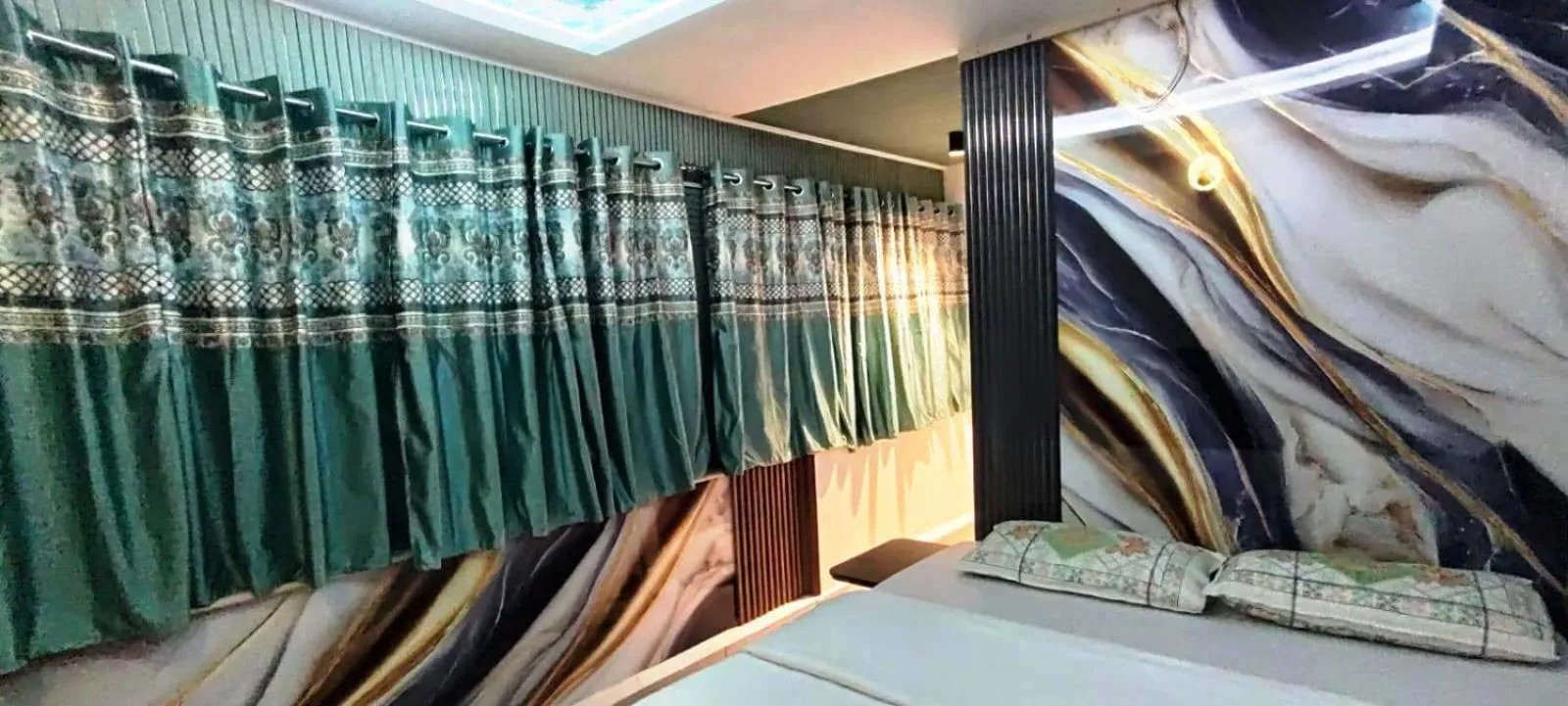 Bed in Greenview holiday inn