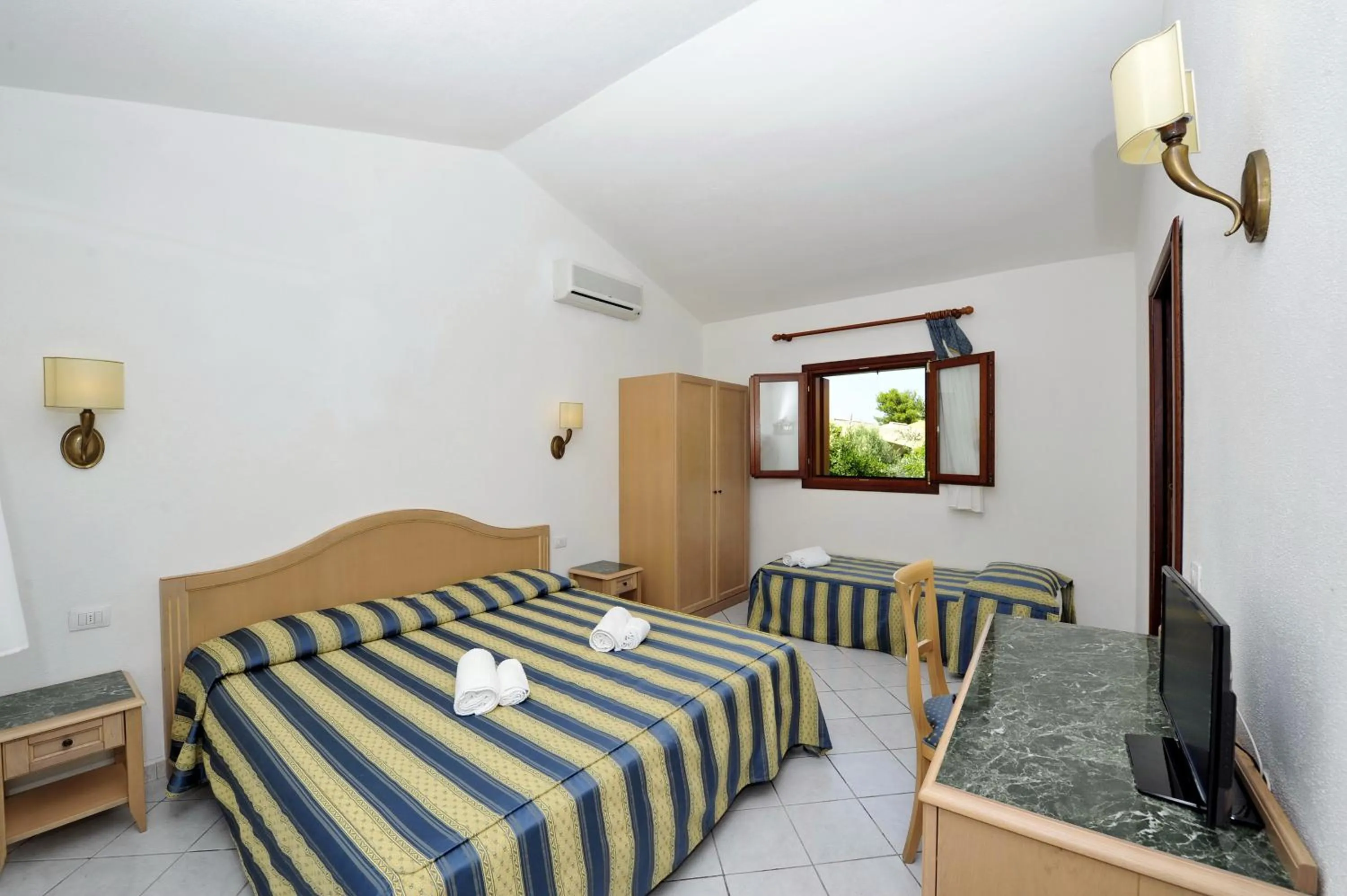 Photo of the whole room, Bed in Hotel Cala Mirto